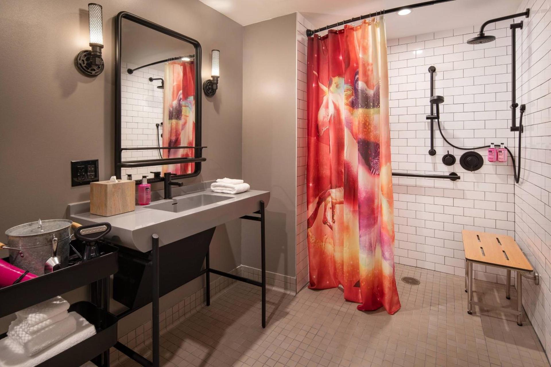 Moxy Austin - University photo 16