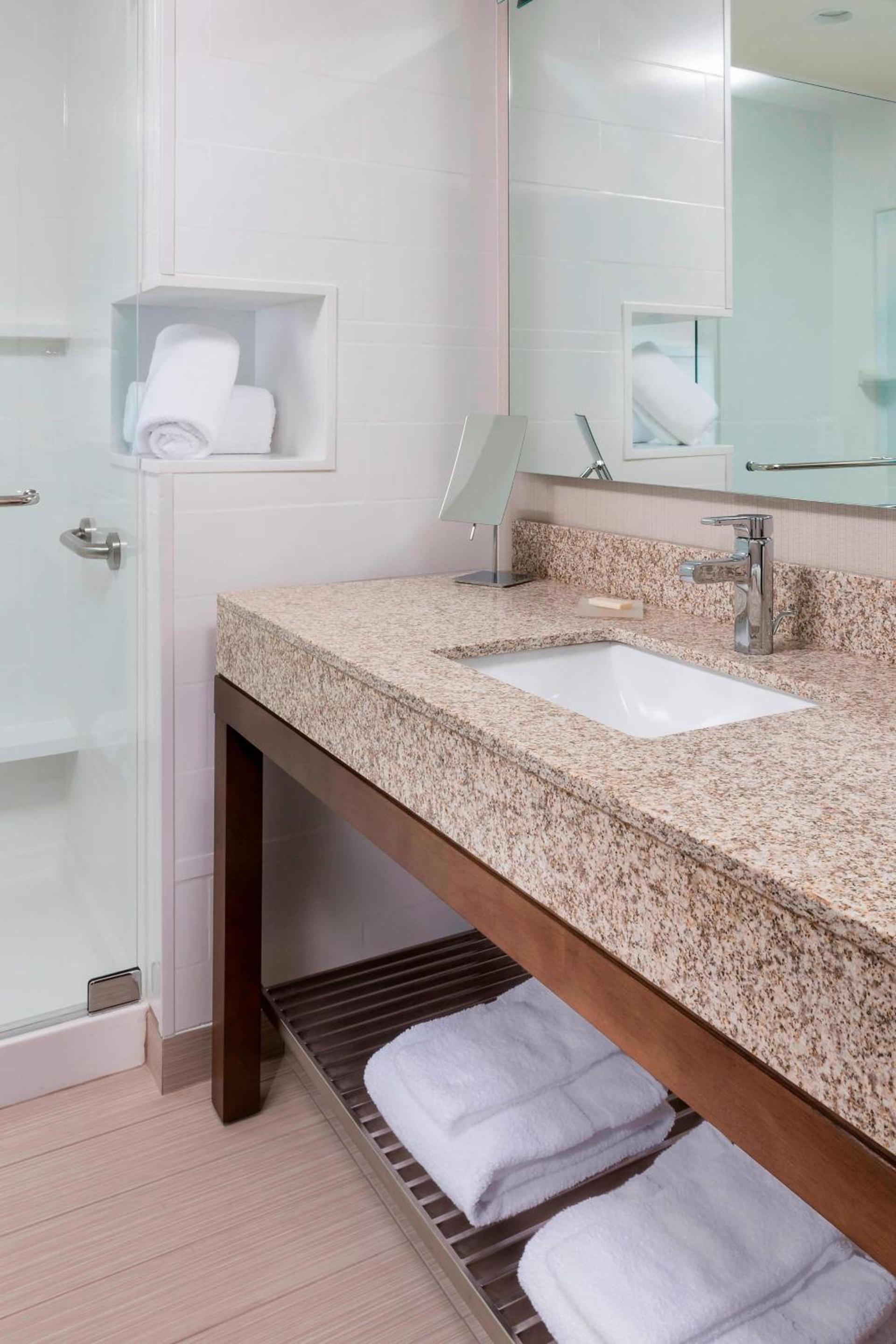 Courtyard by Marriott Bismarck North photo 8