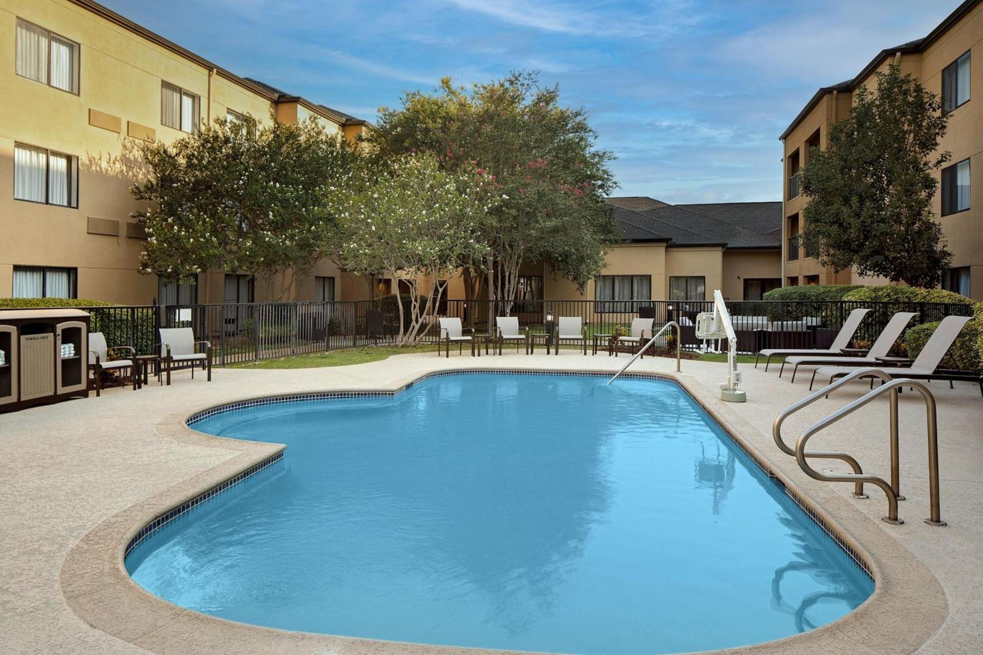 Courtyard Houston Westchase photo 22