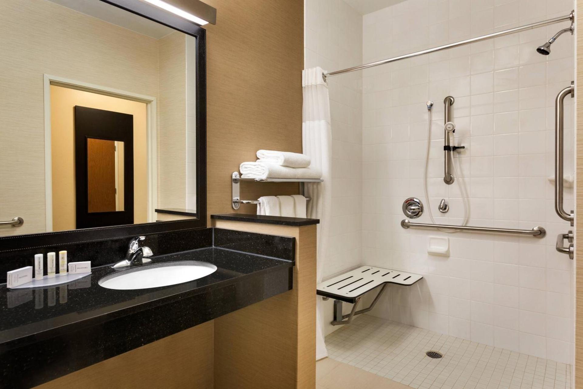 Fairfield Inn & Suites by Marriott Toledo Maumee photo 12