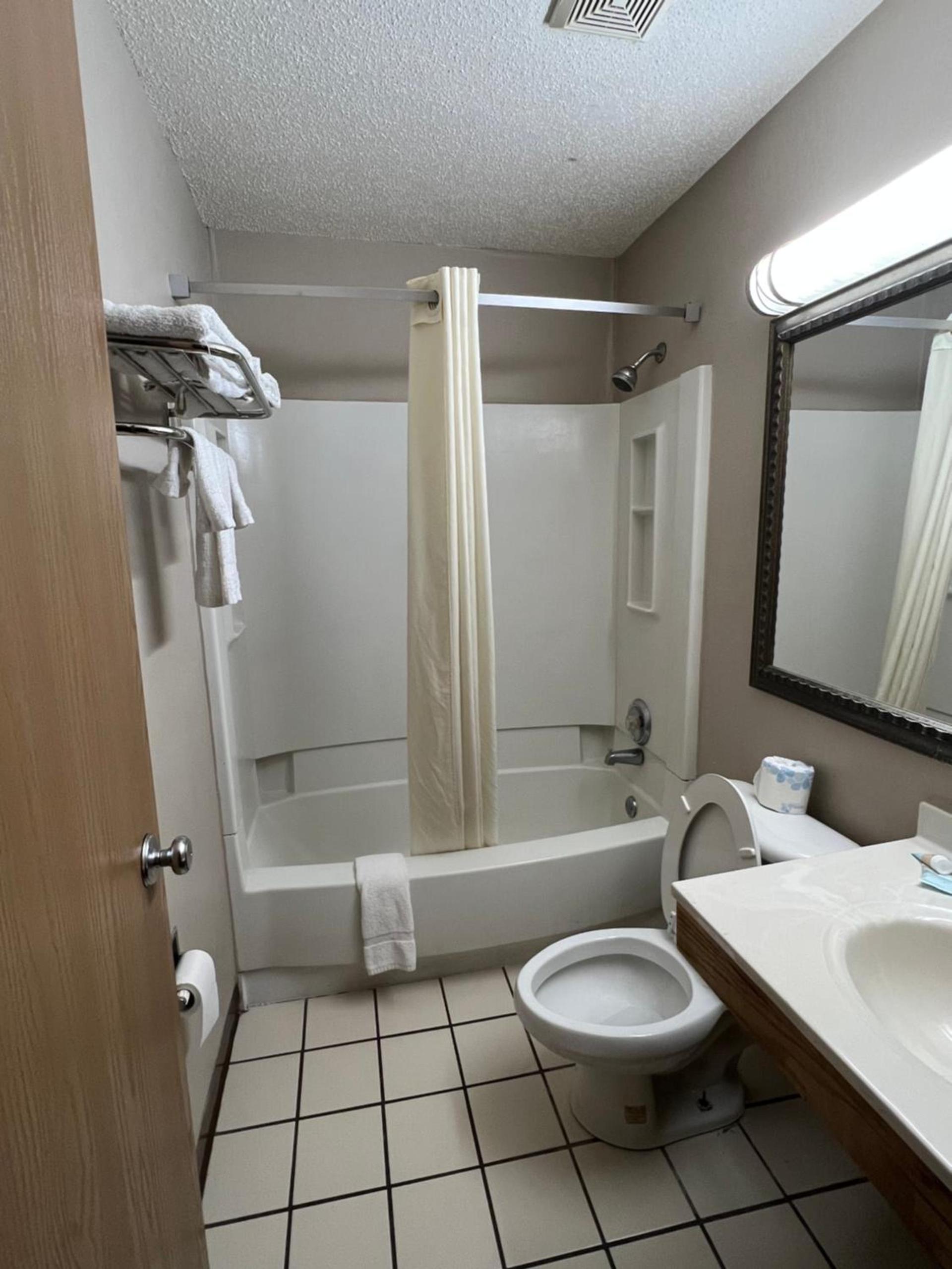 Raceway inn photo 5
