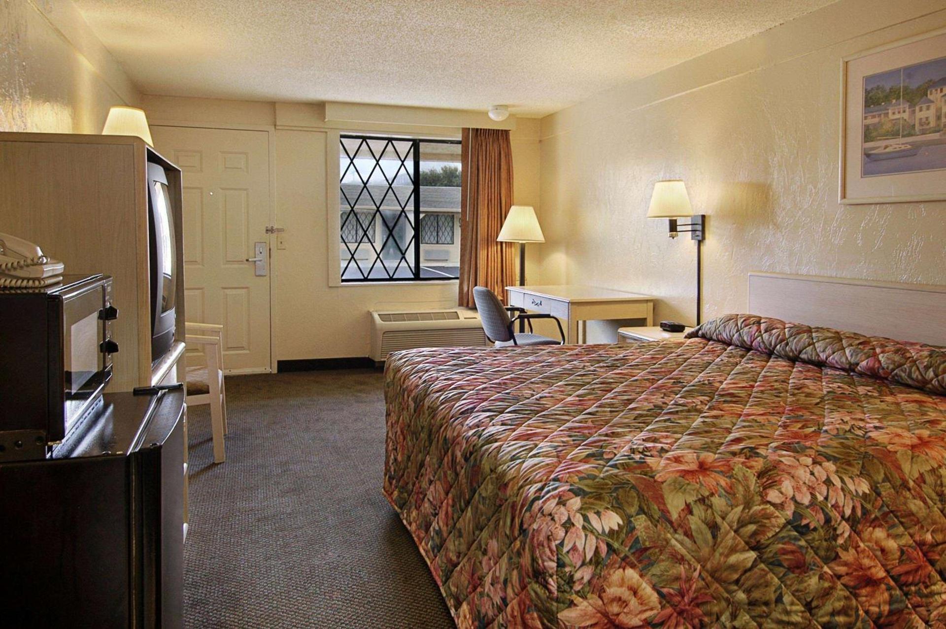 Super 8 by Wyndham Lantana West Palm Beach photo 6