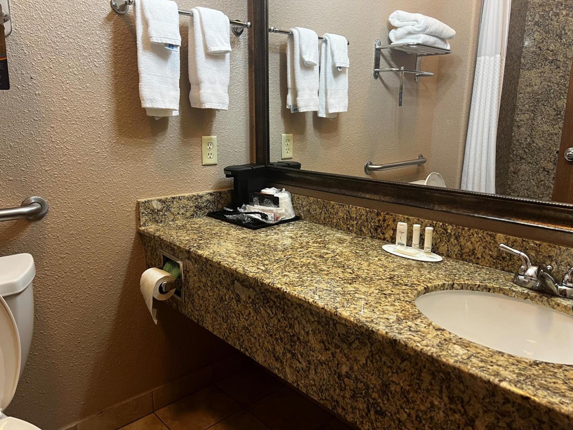 Baymont by Wyndham Cuero photo 38