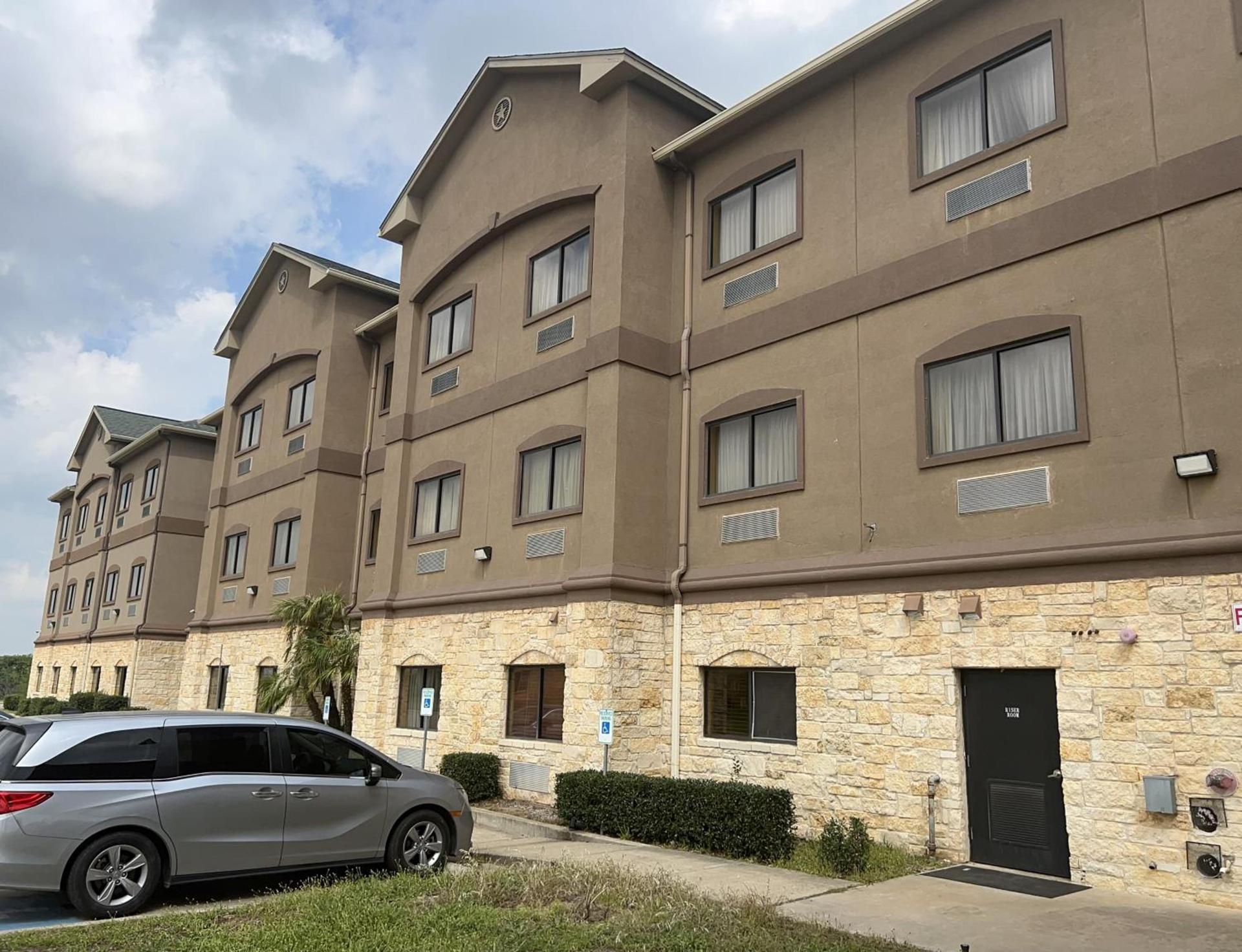 Baymont by Wyndham Cuero photo 37