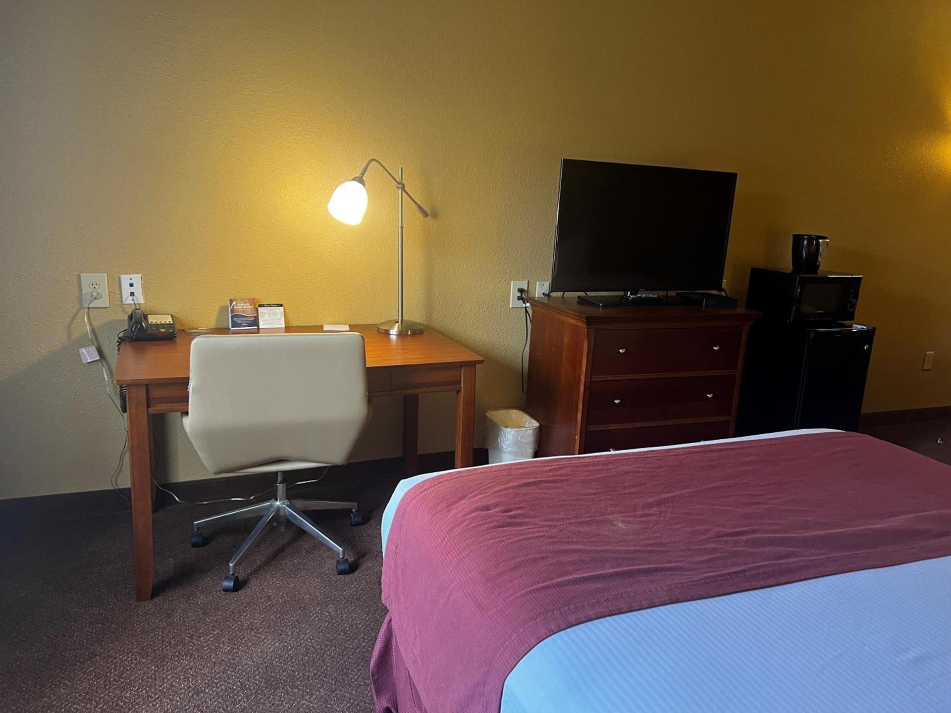Baymont by Wyndham Cuero photo 32