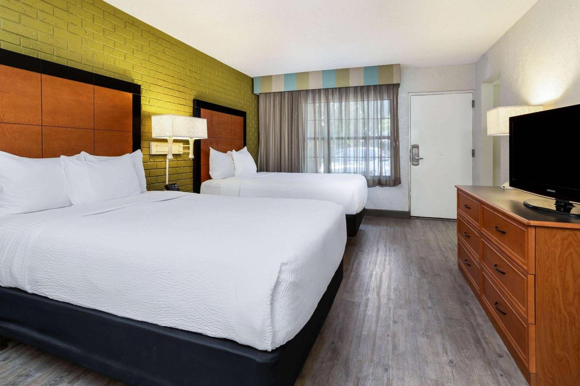 La Quinta Inn Tampa Airport Stadium Westshore photo 2
