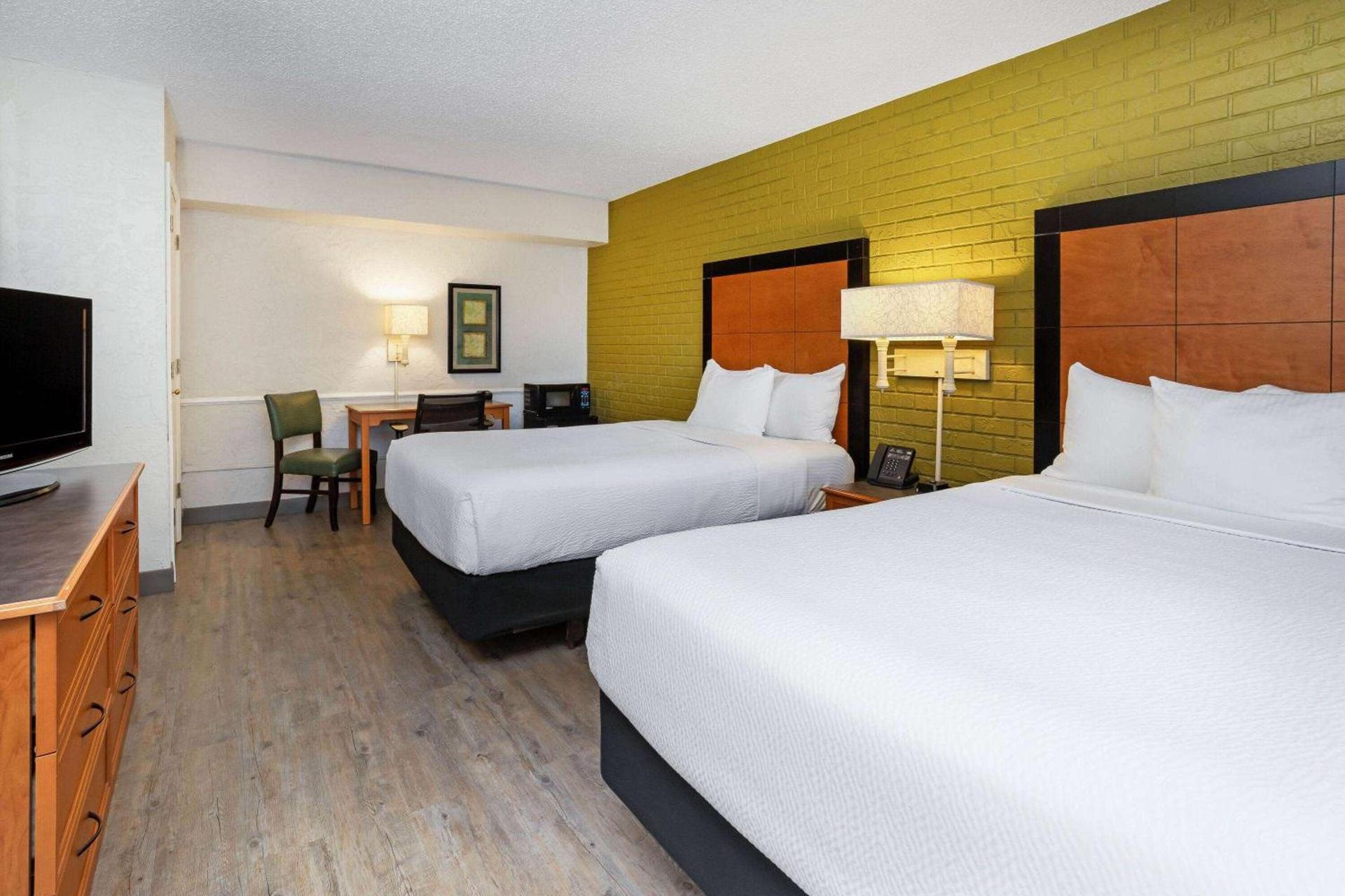La Quinta Inn Tampa Airport Stadium Westshore photo 13