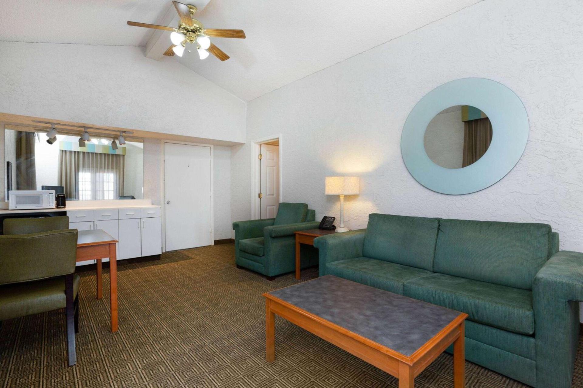 La Quinta Inn Tampa Airport Stadium Westshore photo 5