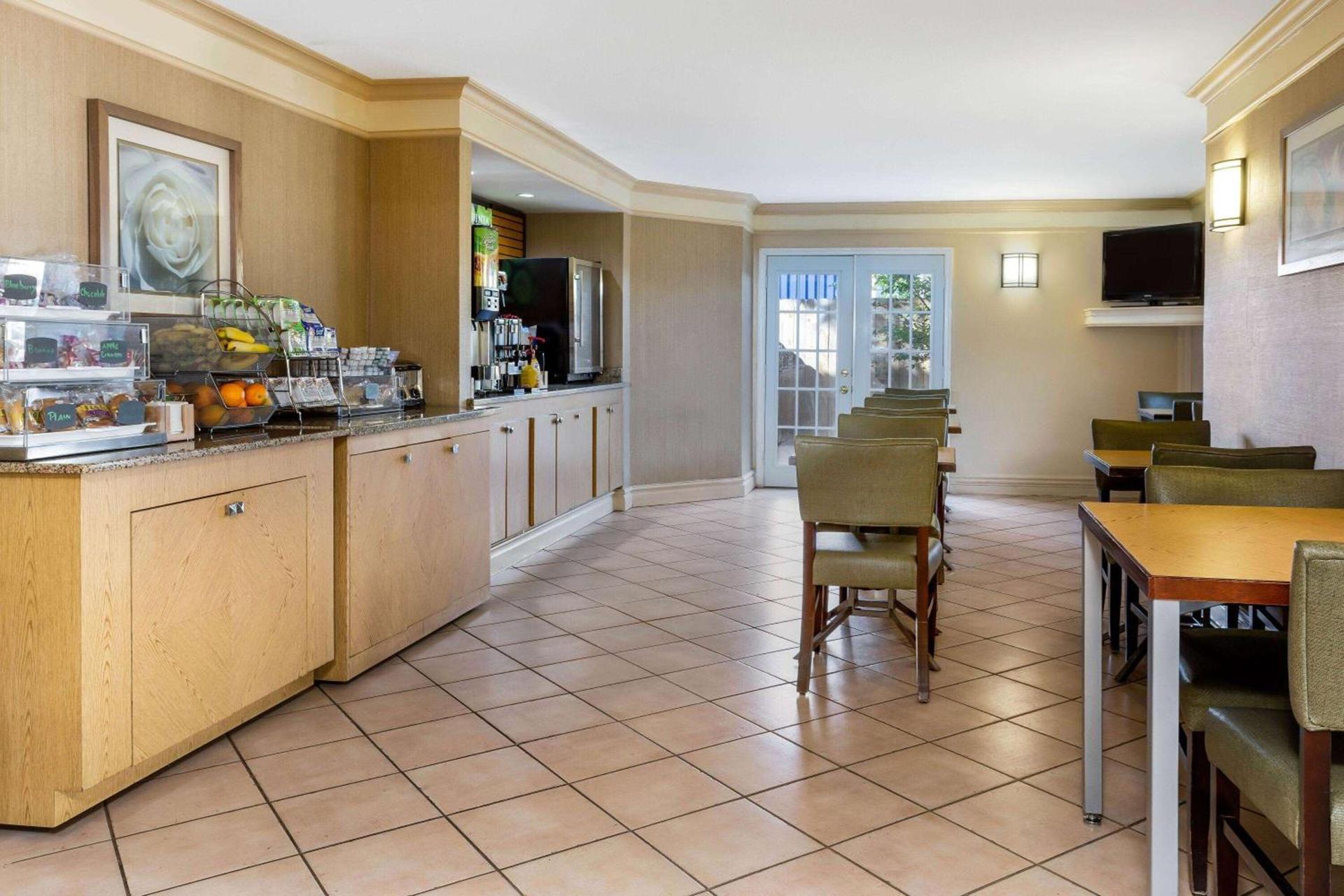 La Quinta Inn Tampa Airport Stadium Westshore photo 24