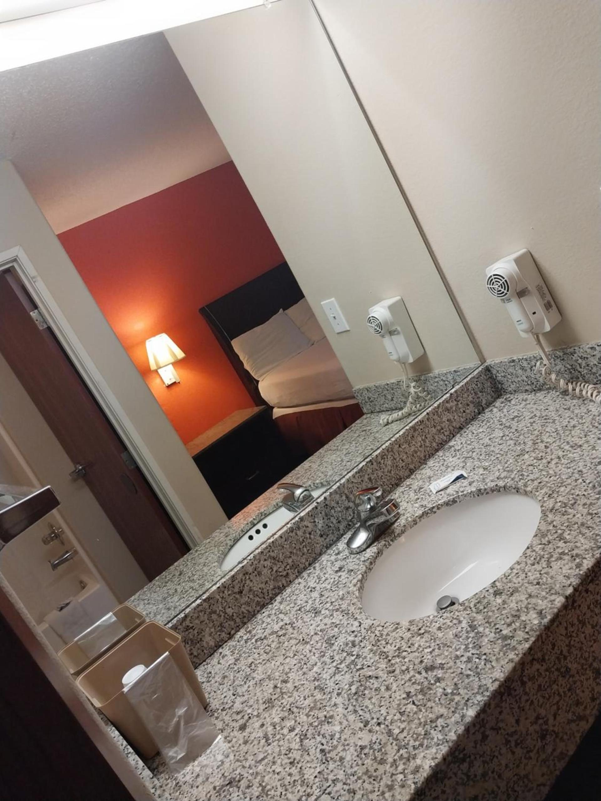 Capital O Fairway Inn - Baytown La Porte TX photo 4
