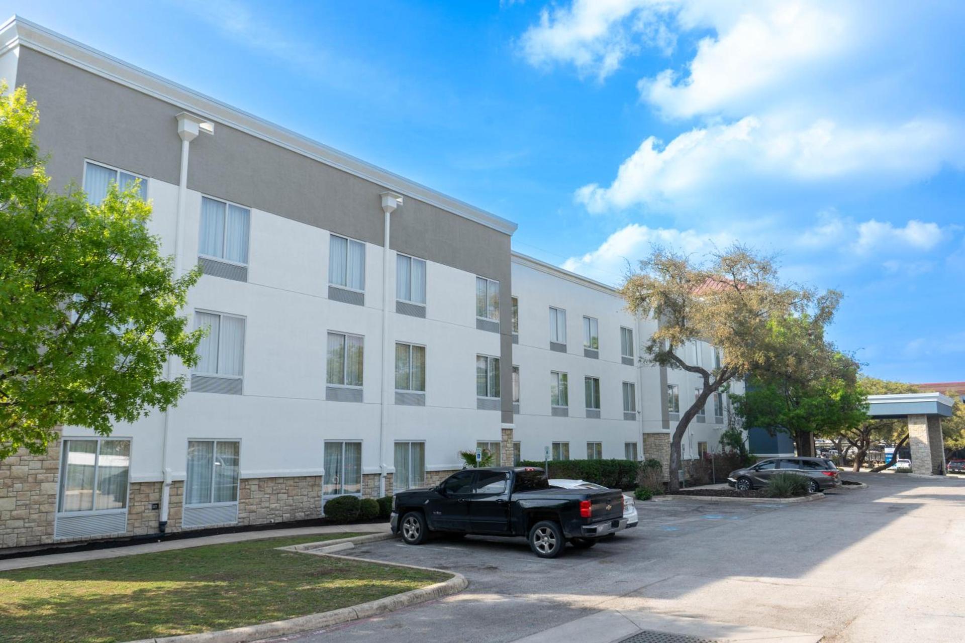 Comfort Suites Medical Center near Six Flags photo 36
