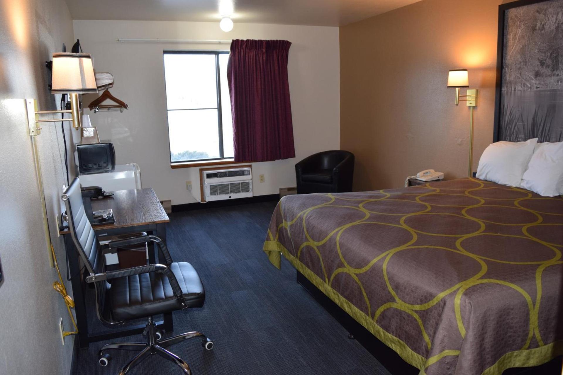 AmeriVu Inn and Suites Shawano WI photo 47
