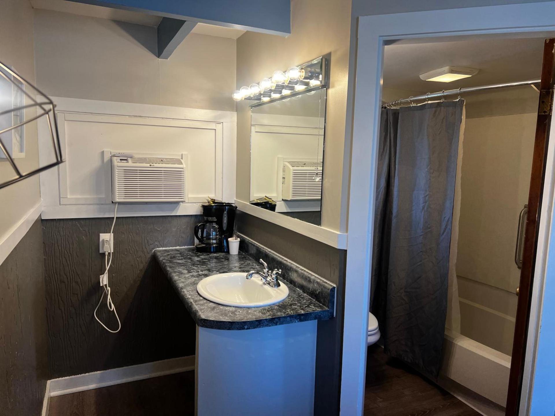 Claddagh Motel & Suites photo 60