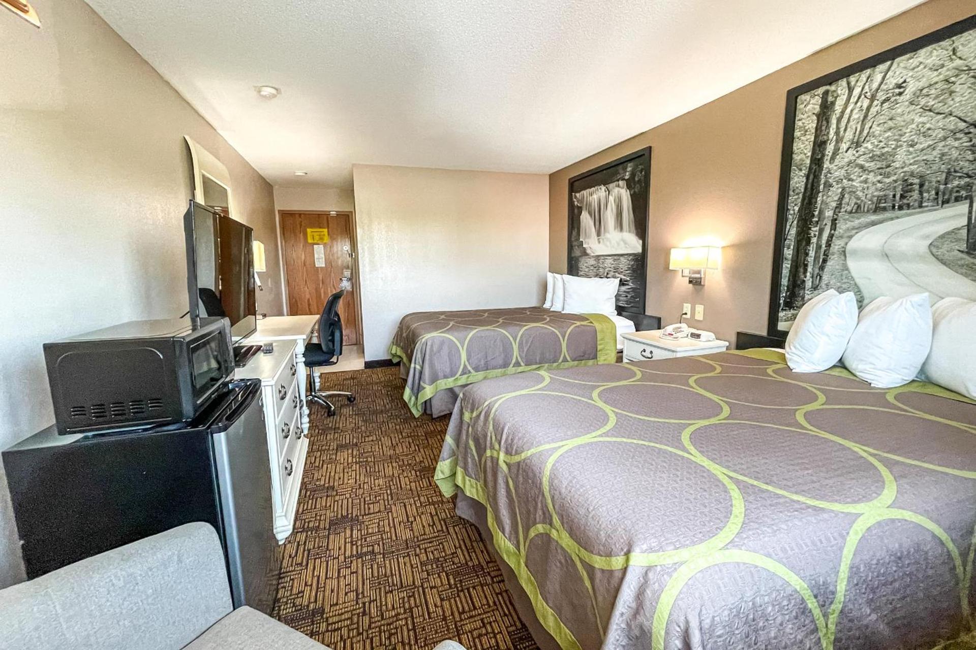 Super 8 by Wyndham Indianapolis Emerson photo 23