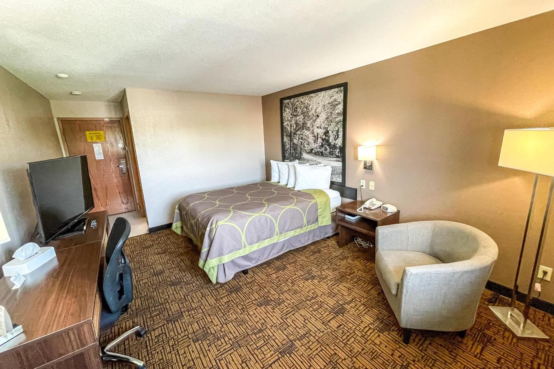 Super 8 by Wyndham Indianapolis Emerson photo 21