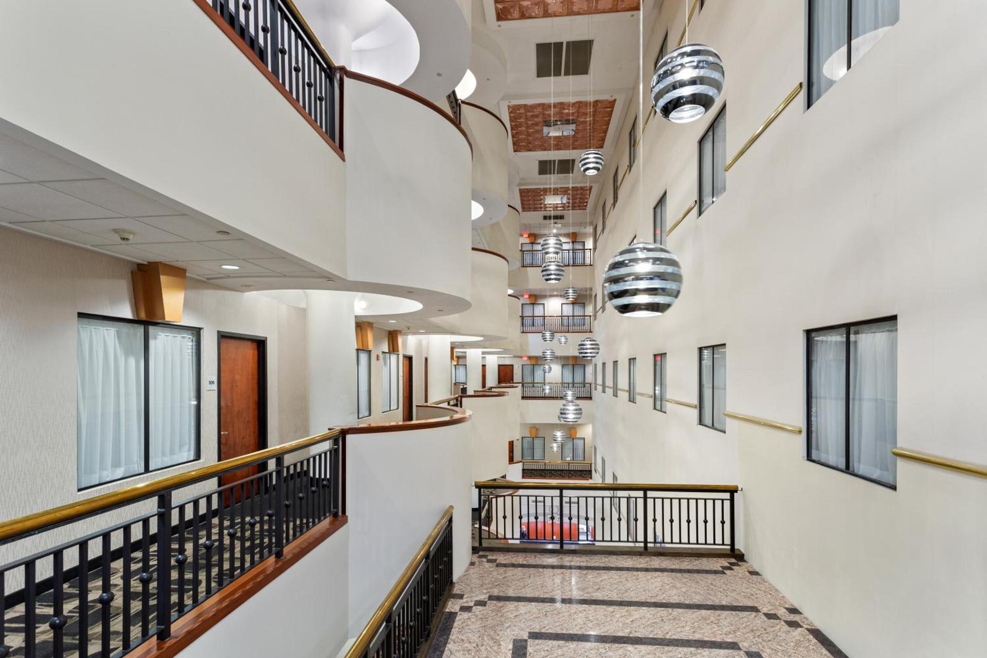Wyndham Garden Baronne Plaza photo 24