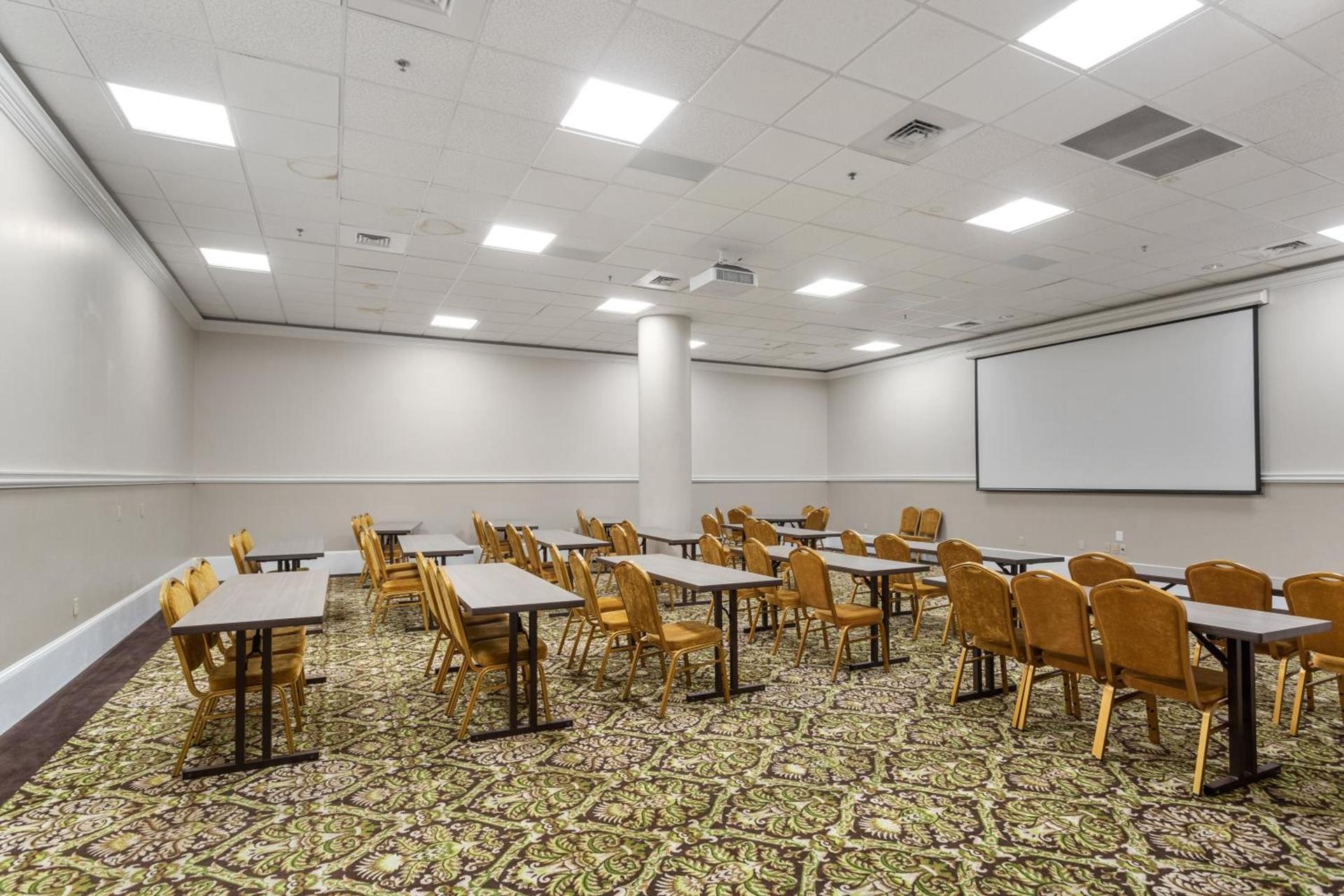 Wyndham Garden Baronne Plaza photo 25