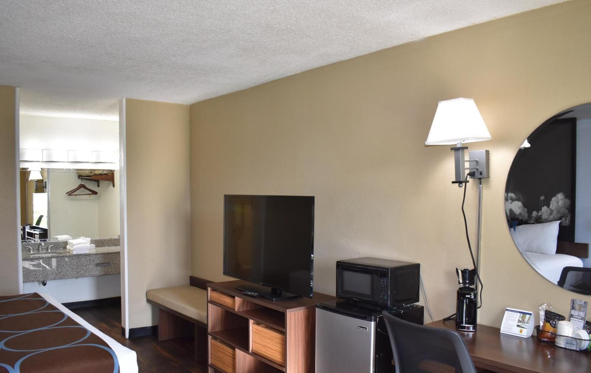 Super 8 by Wyndham Ocala I-75 photo 52