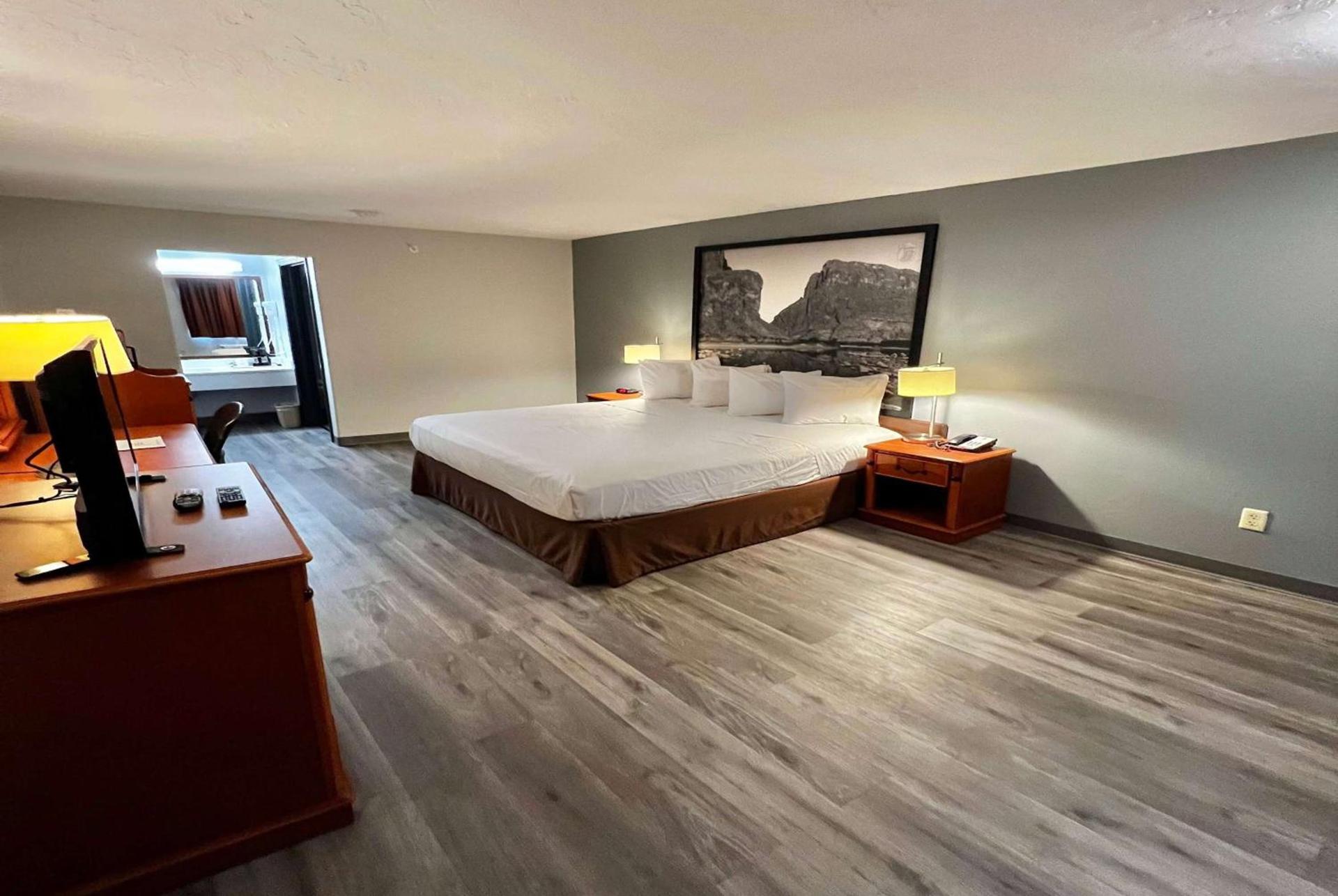 Super 8 by Wyndham Sealy photo 7