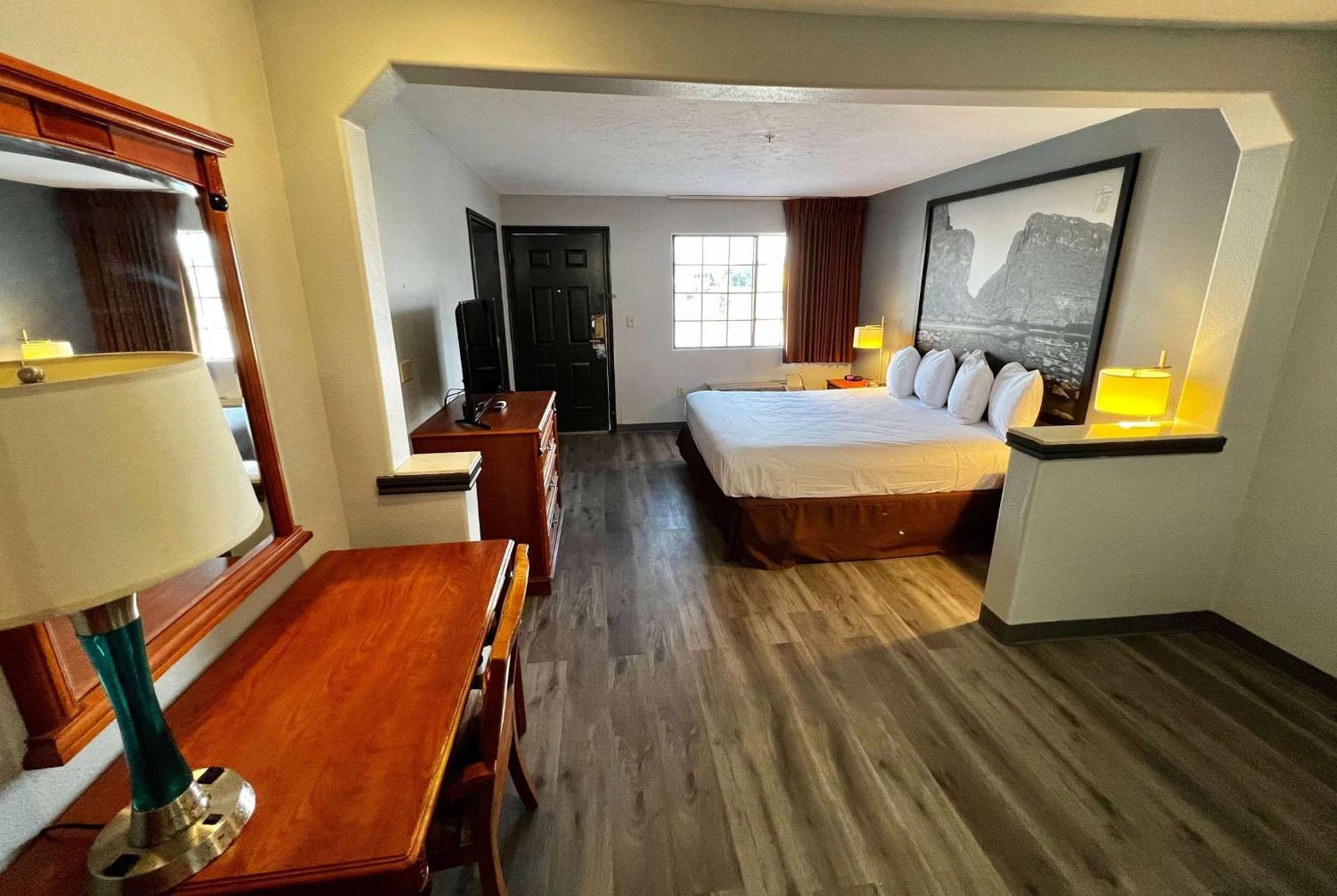 Super 8 by Wyndham Sealy photo 8