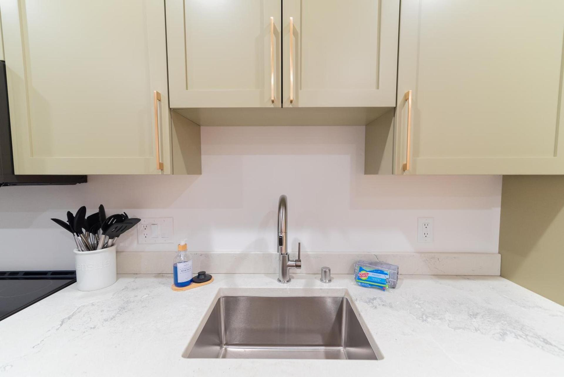 Colony Suites photo 77