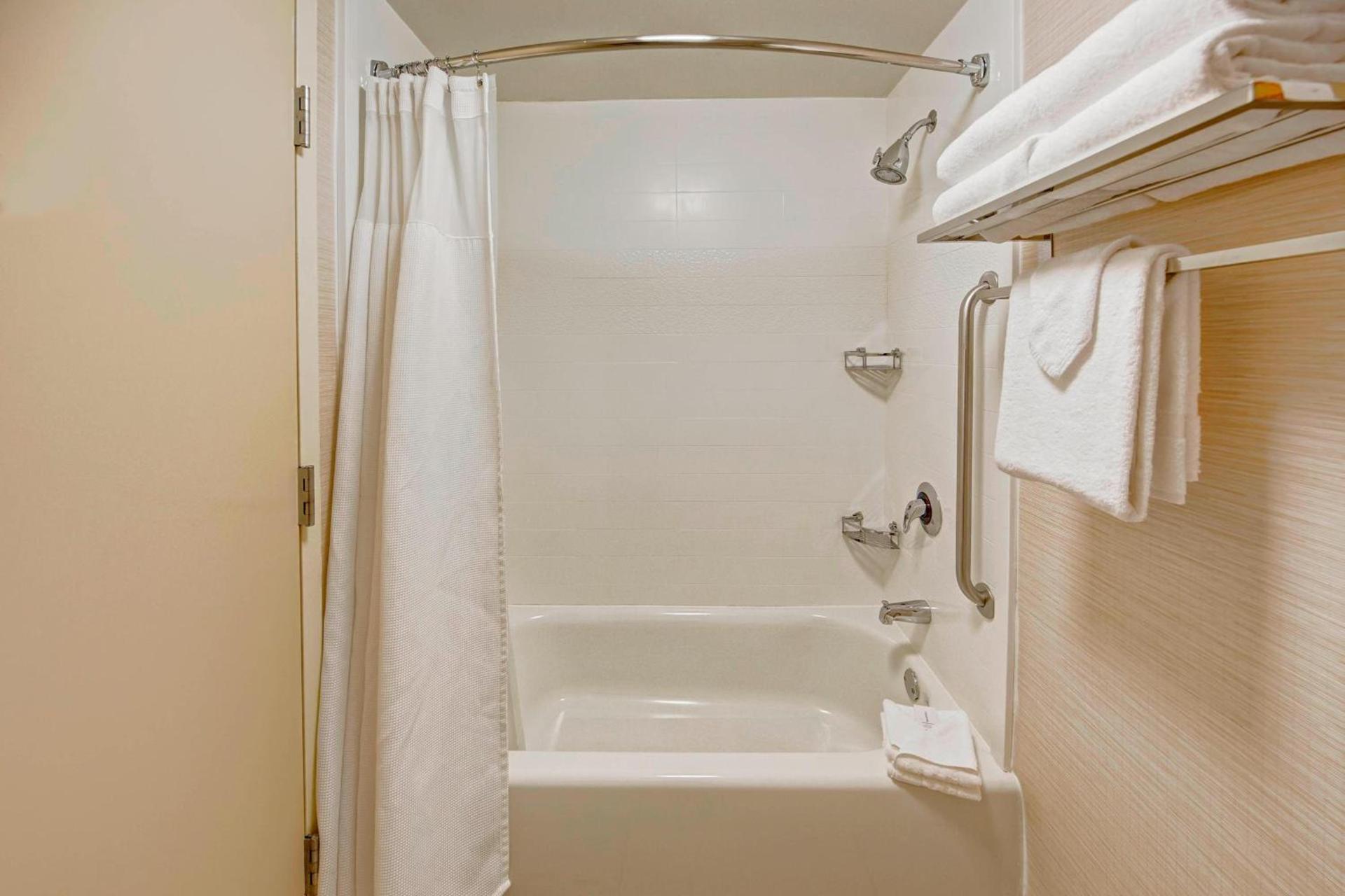 Fairfield Inn and Suites by Marriott Orlando Near Universal Orlando photo 10