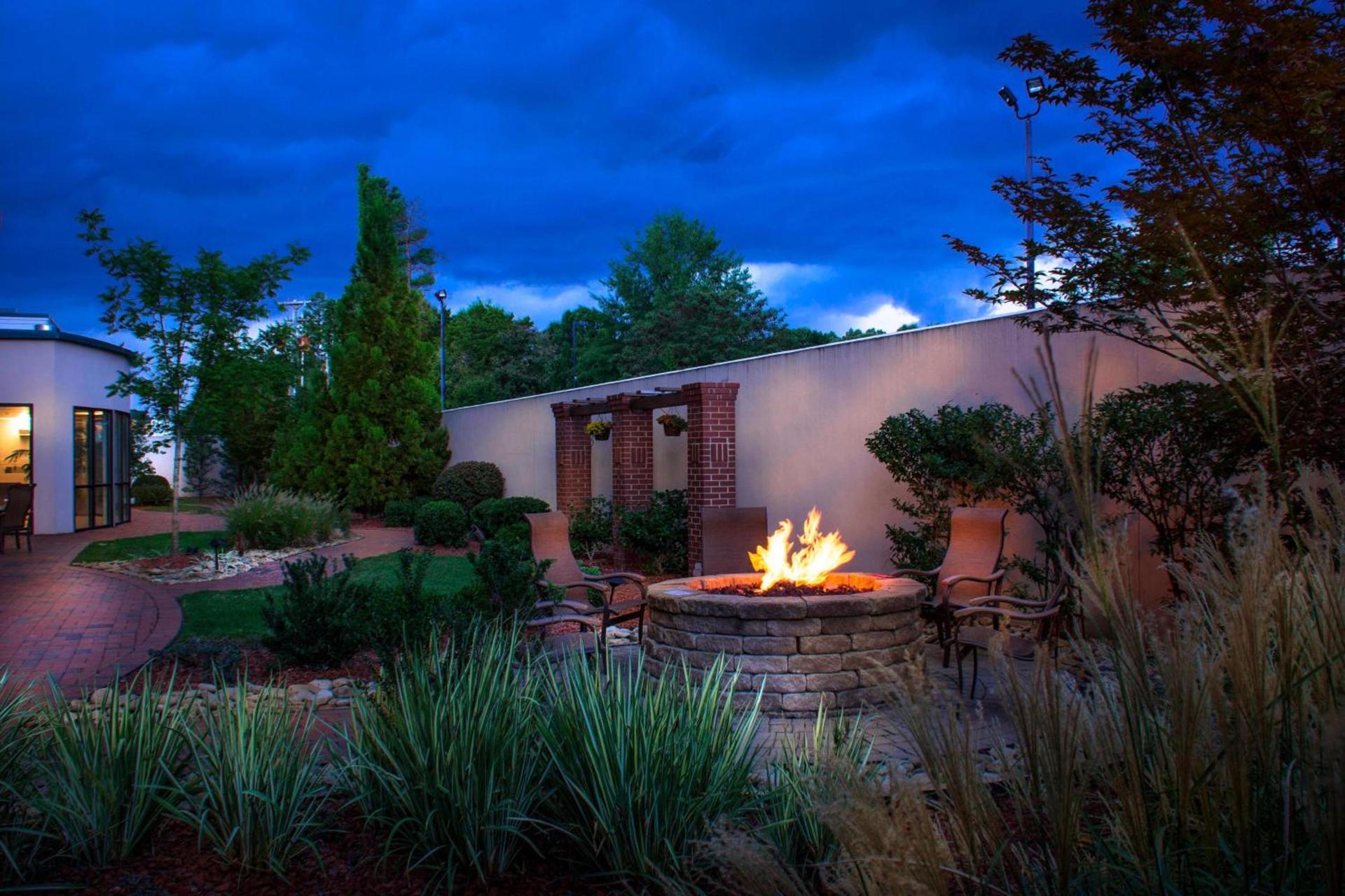 Courtyard Greensboro Airport photo 5