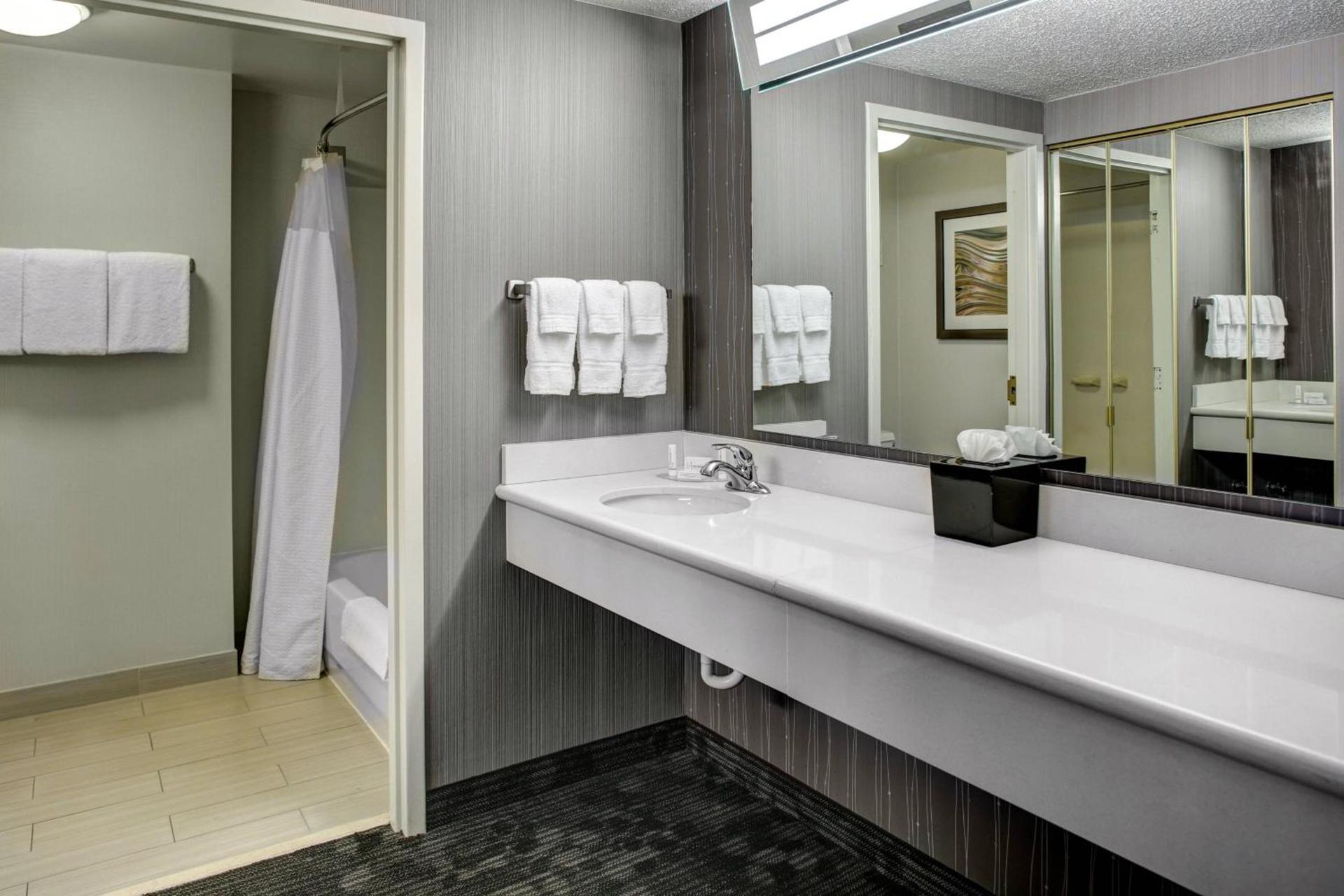 Courtyard by Marriott Cleveland Westlake photo 11