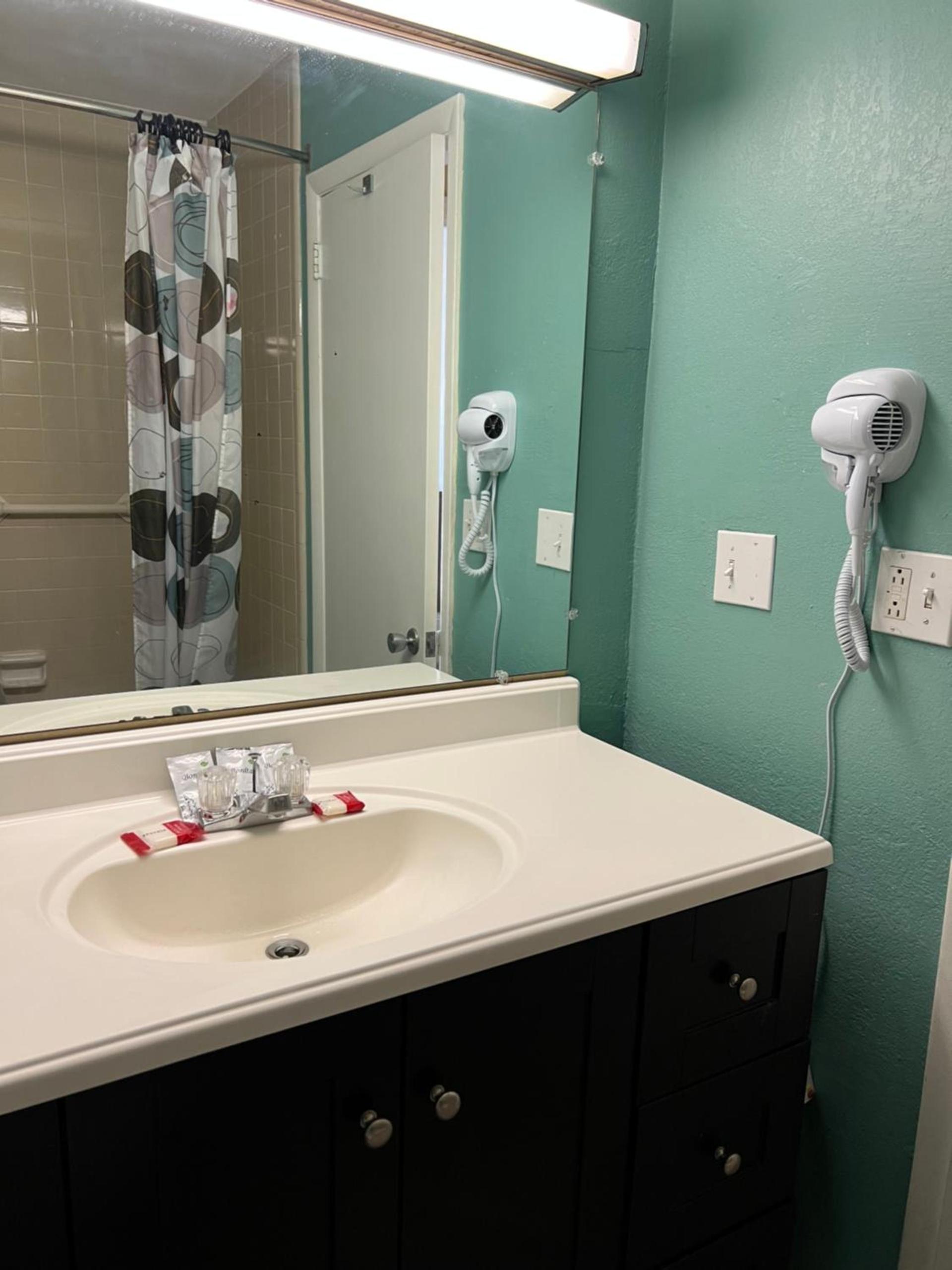 Ambassador Inn photo 31