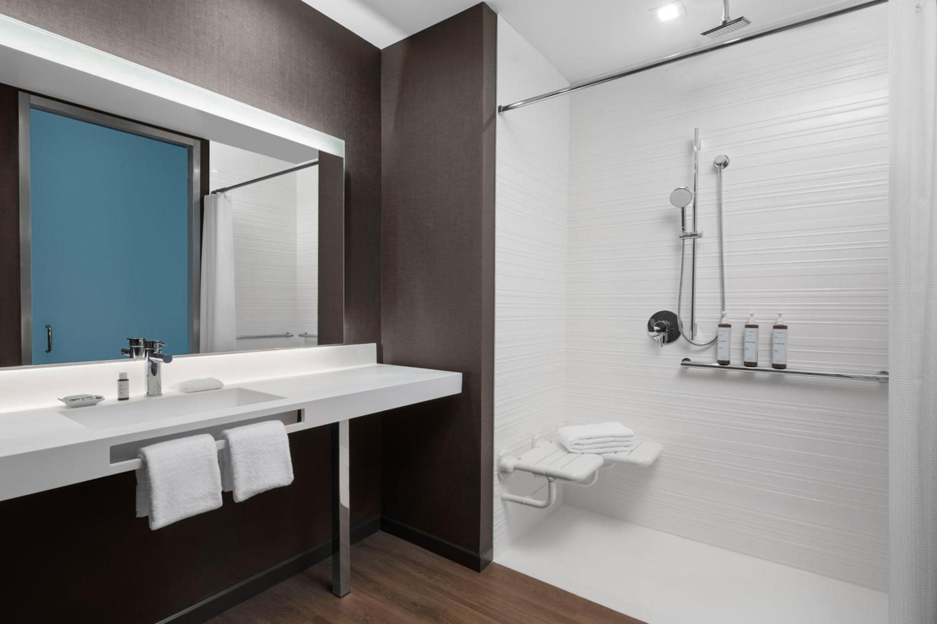 AC Hotel by Marriott Vancouver Waterfront photo 14