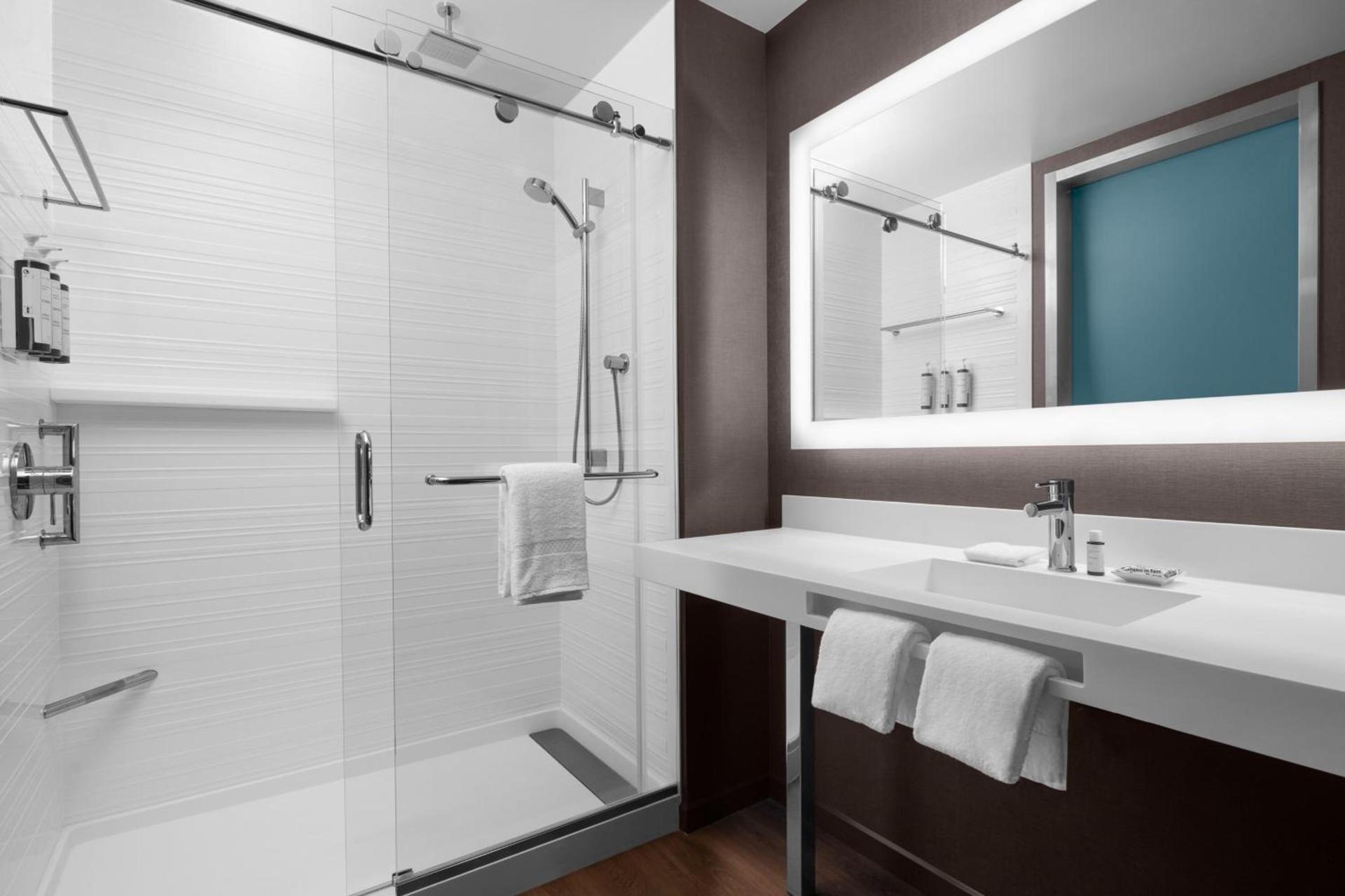 AC Hotel by Marriott Vancouver Waterfront photo 13