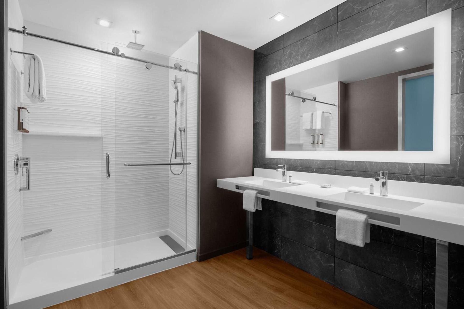AC Hotel by Marriott Vancouver Waterfront photo 12
