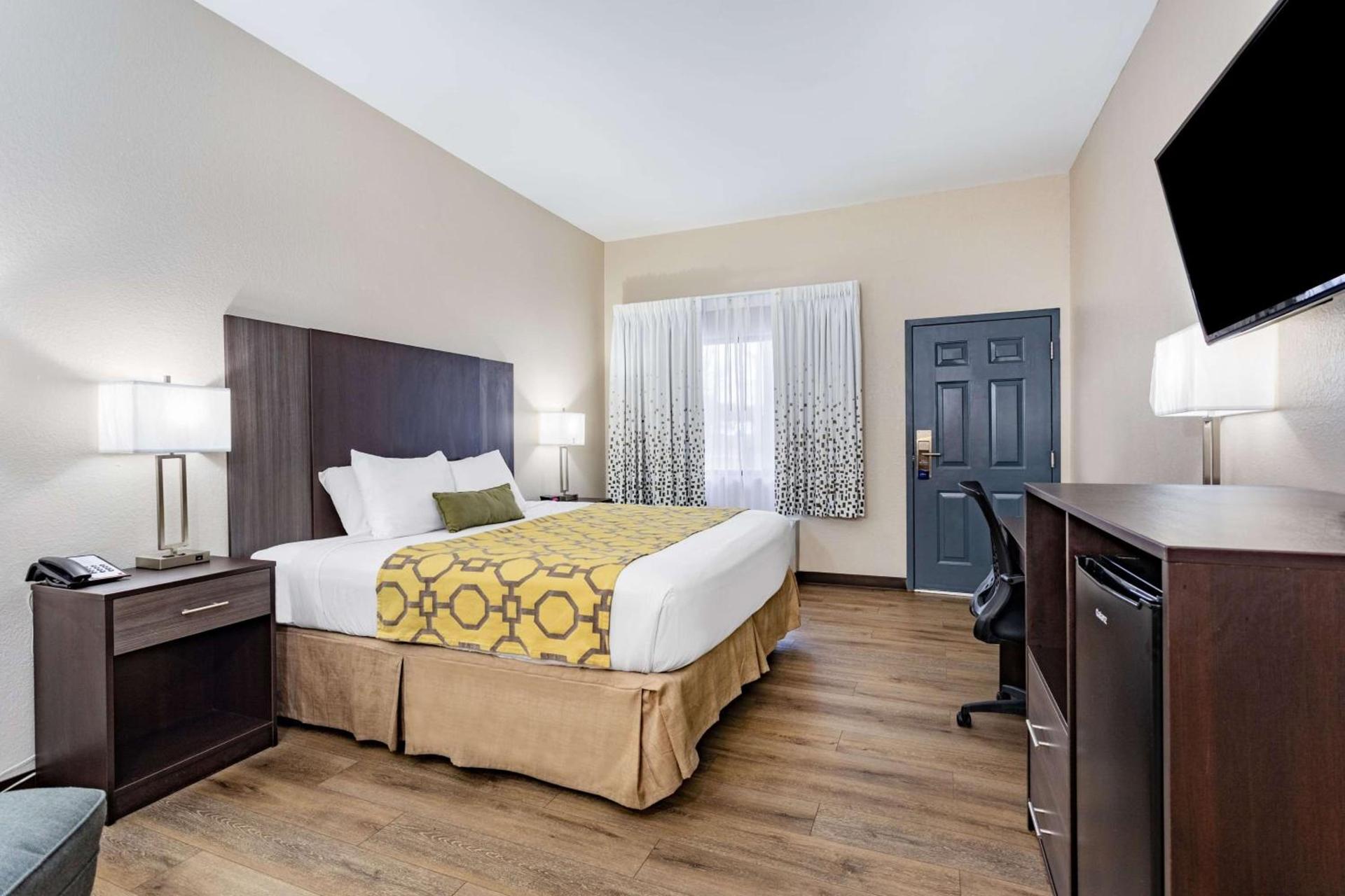 Baymont by Wyndham Midway Tallahassee photo 13