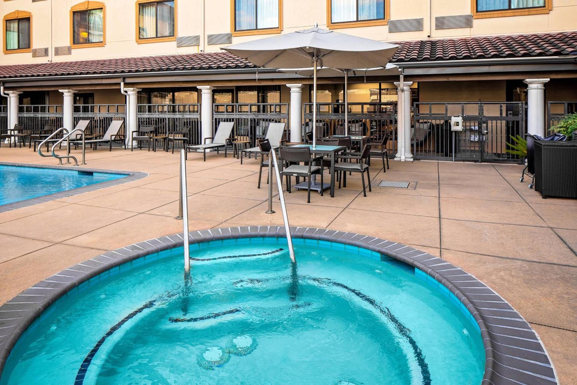 Courtyard by Marriott Houston Rice University photo 24