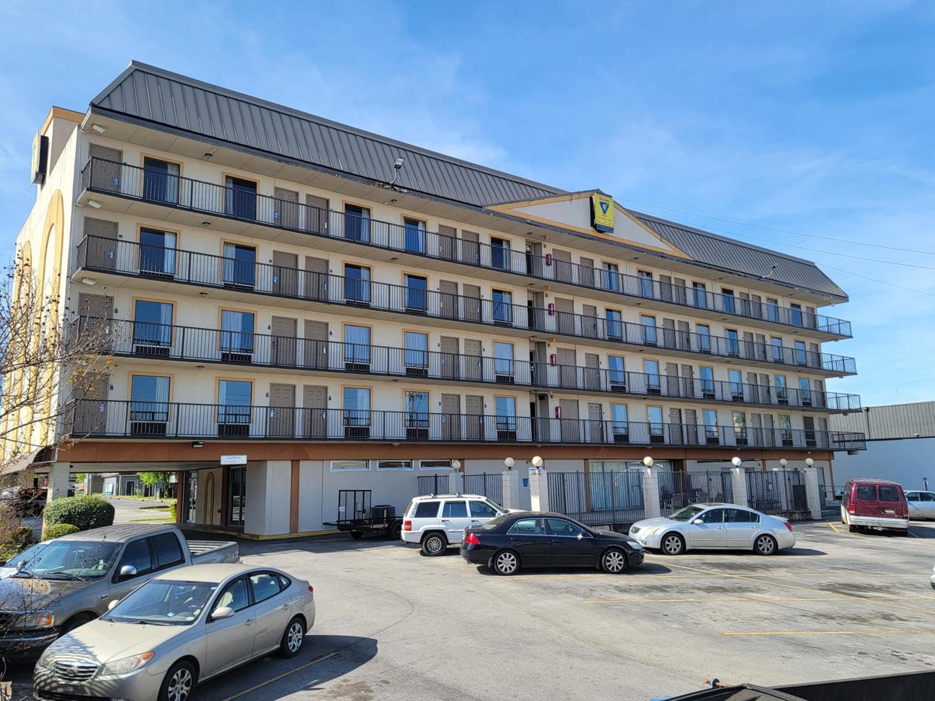 Studio 9 Inn & Suites photo 2