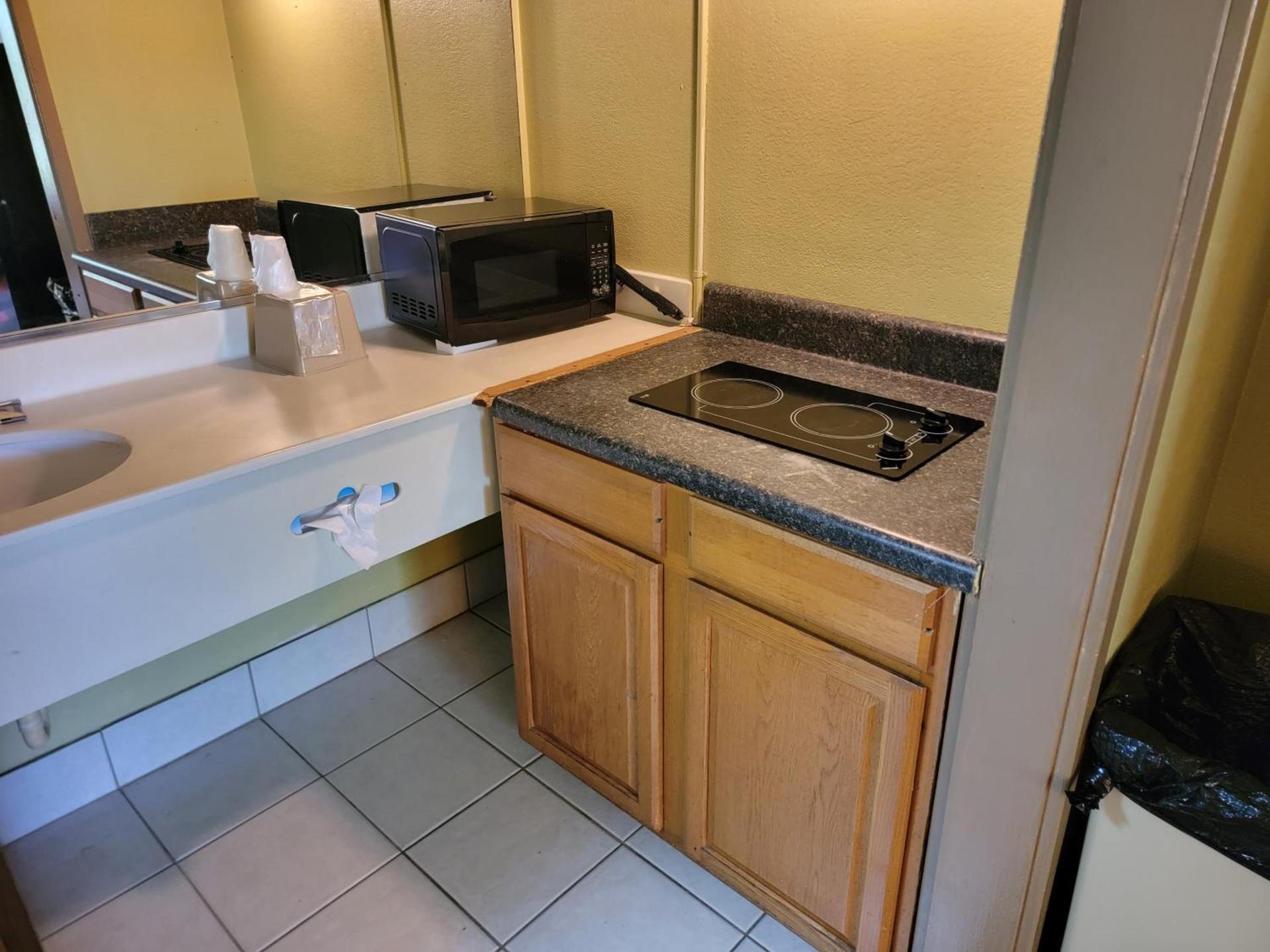 Studio 9 Inn & Suites photo 13