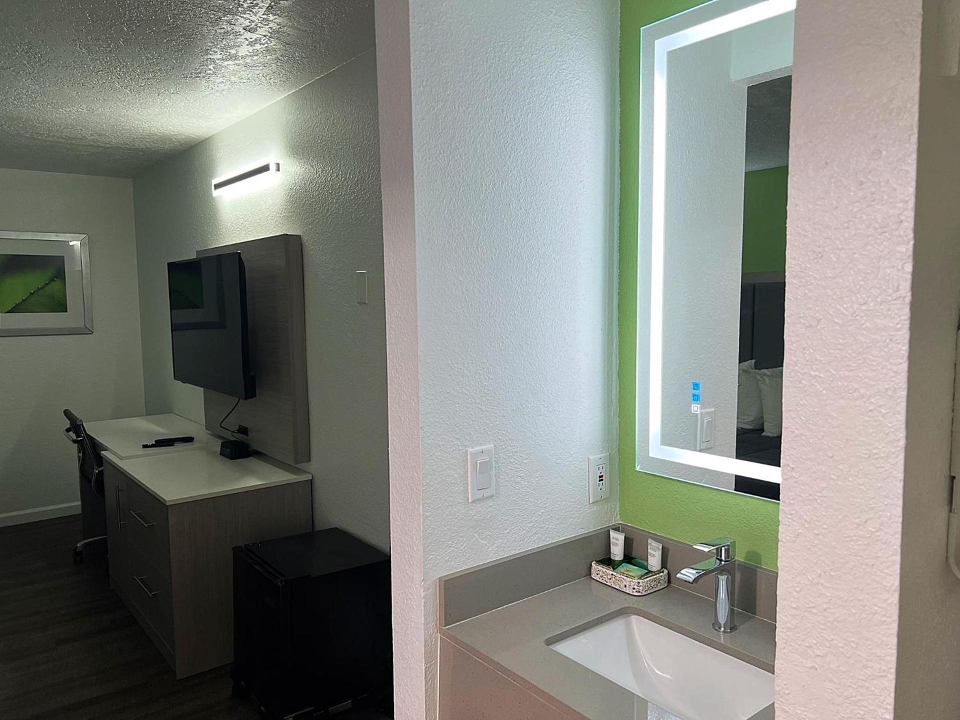 The Aqua Pacific Hotel photo 8