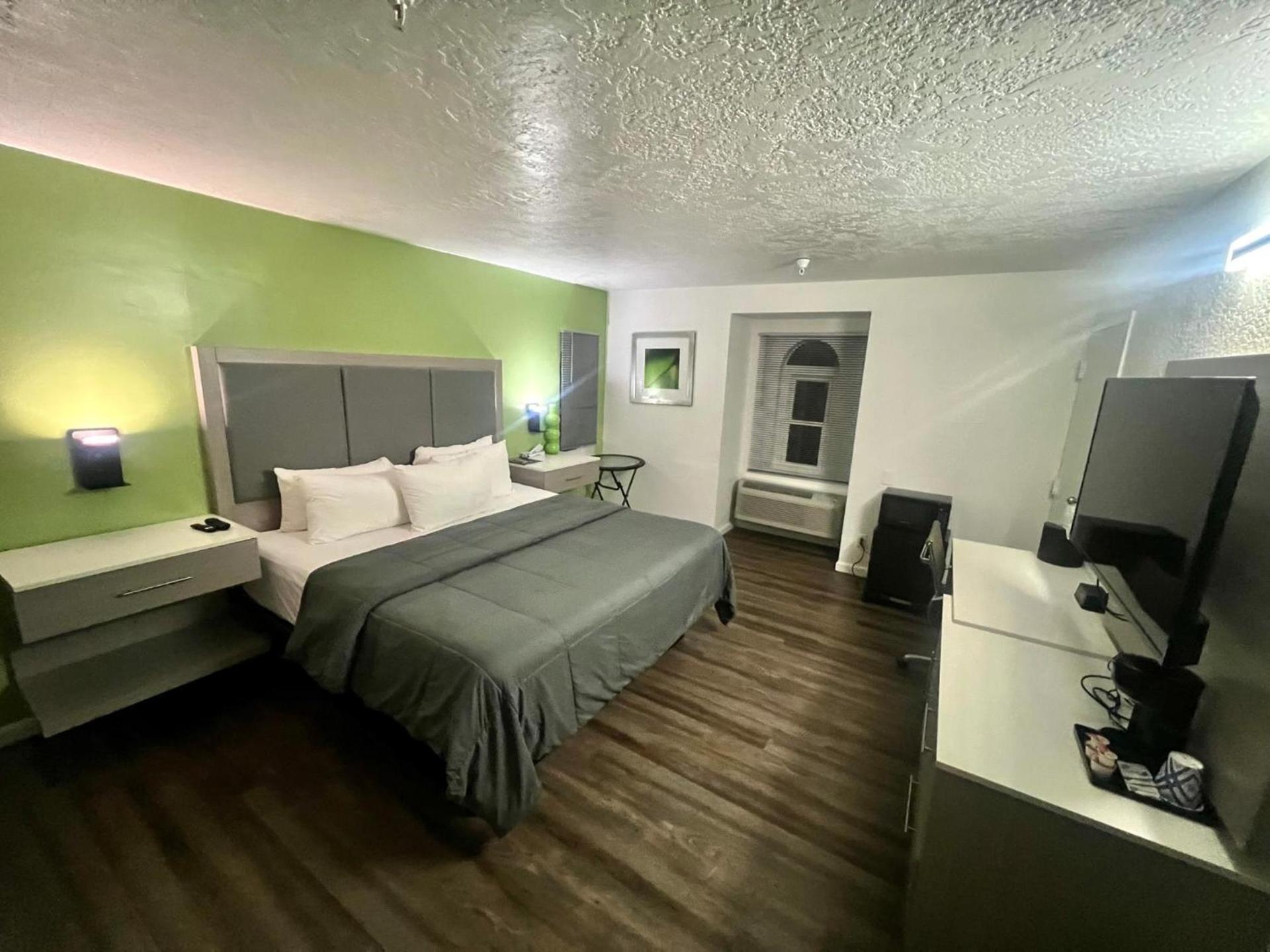 The Aqua Pacific Hotel photo 10