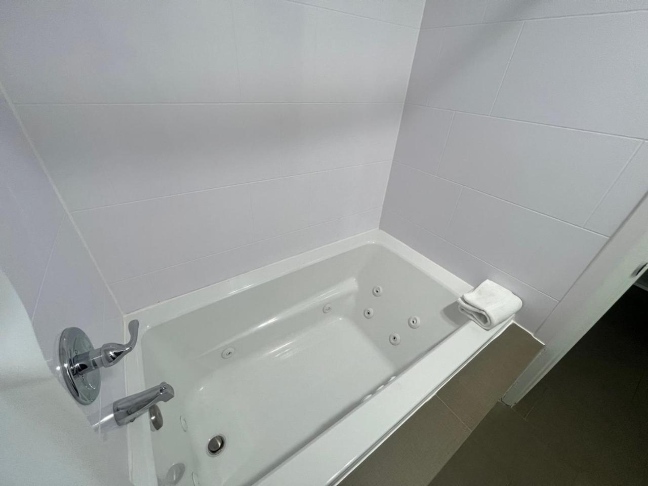 The Aqua Pacific Hotel photo 13