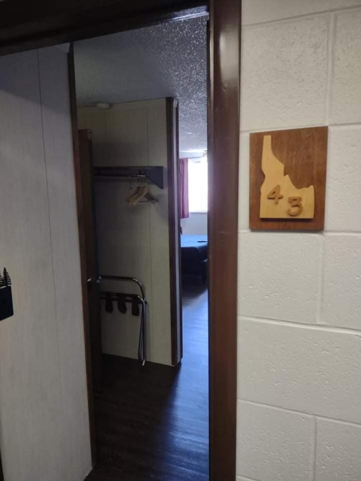 The Pines Motel photo 34