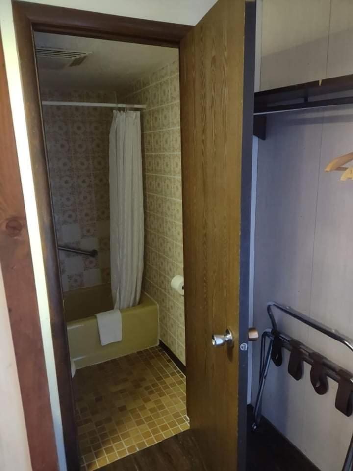 The Pines Motel photo 33