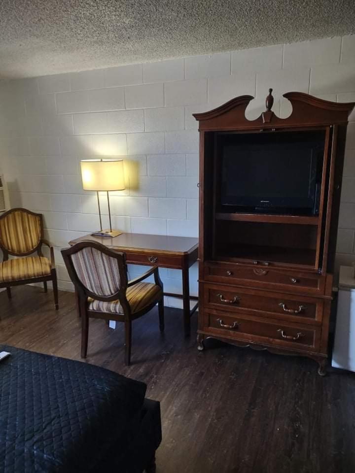 The Pines Motel photo 32