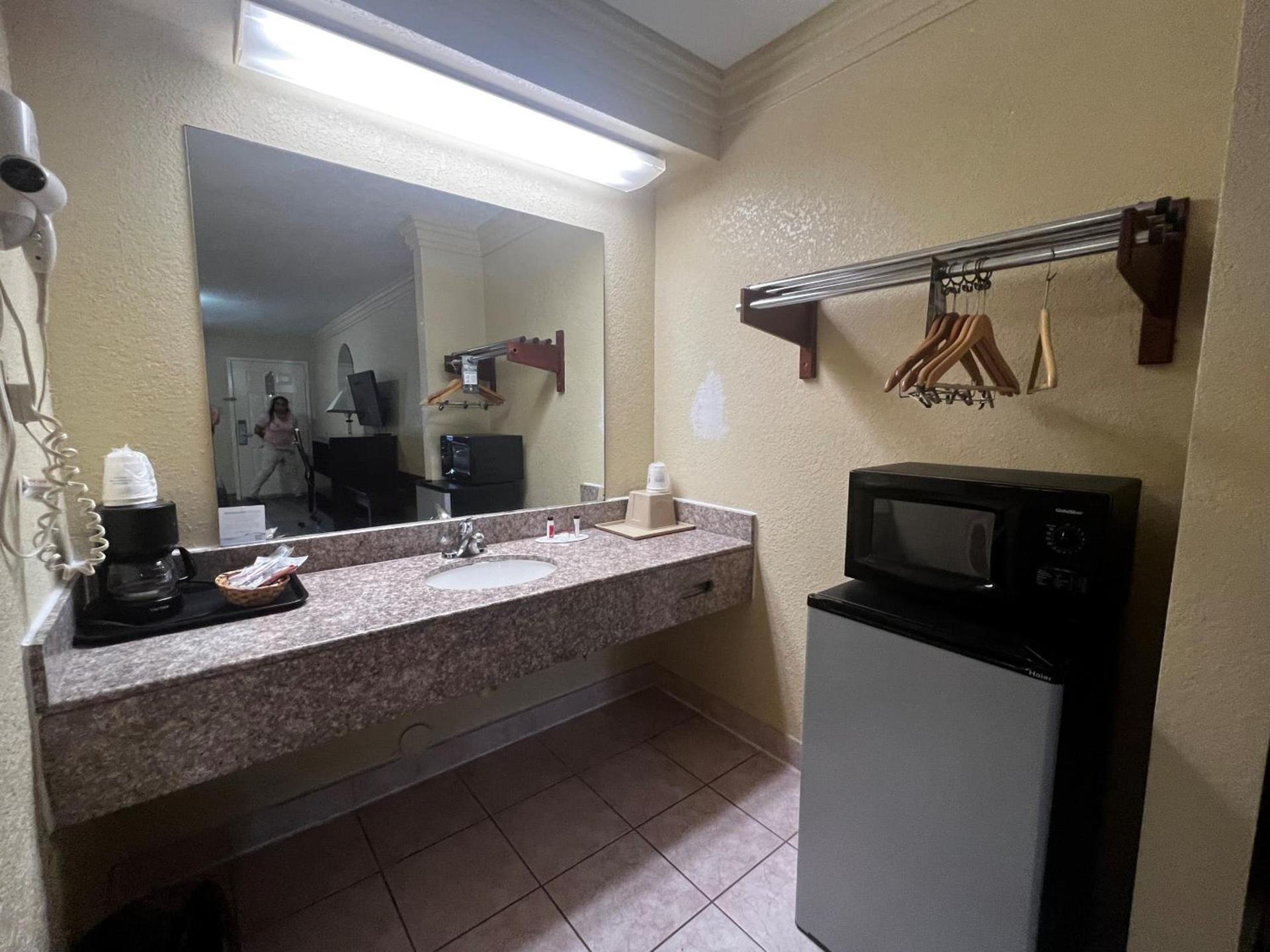 Express Inn & Suites Houston Katy photo 24