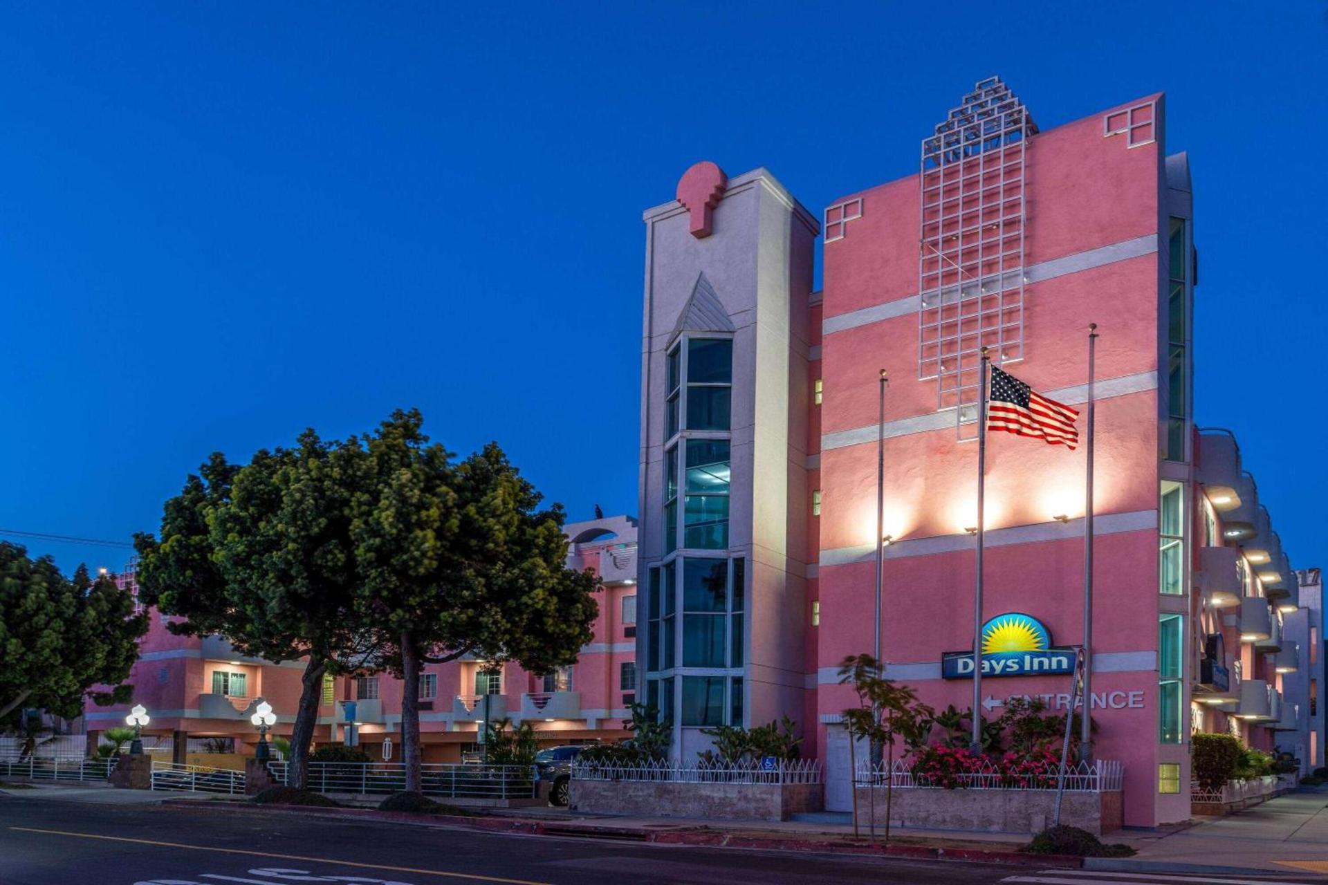 Days Inn by Wyndham Santa Monica photo 9