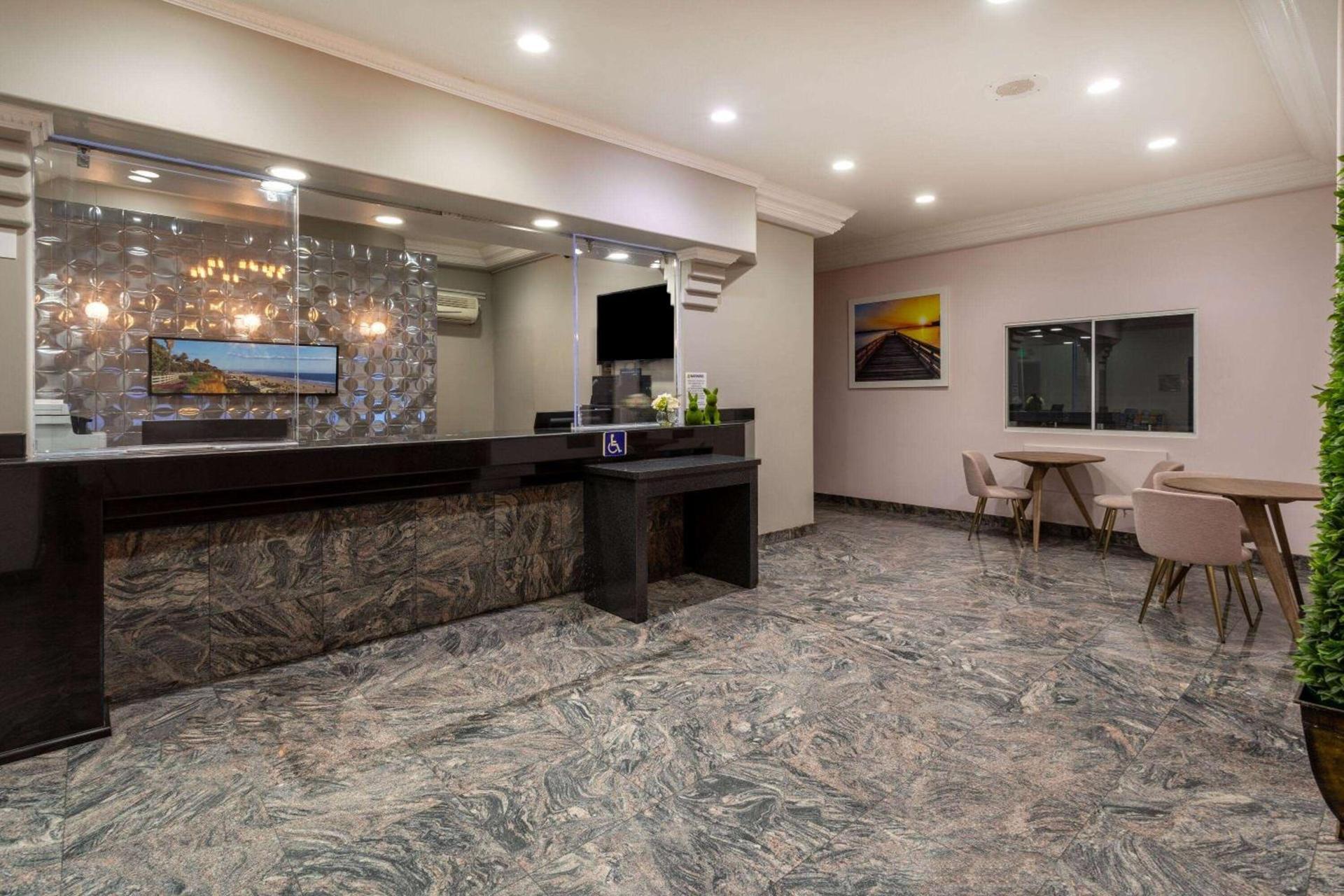 Days Inn by Wyndham Santa Monica photo 13