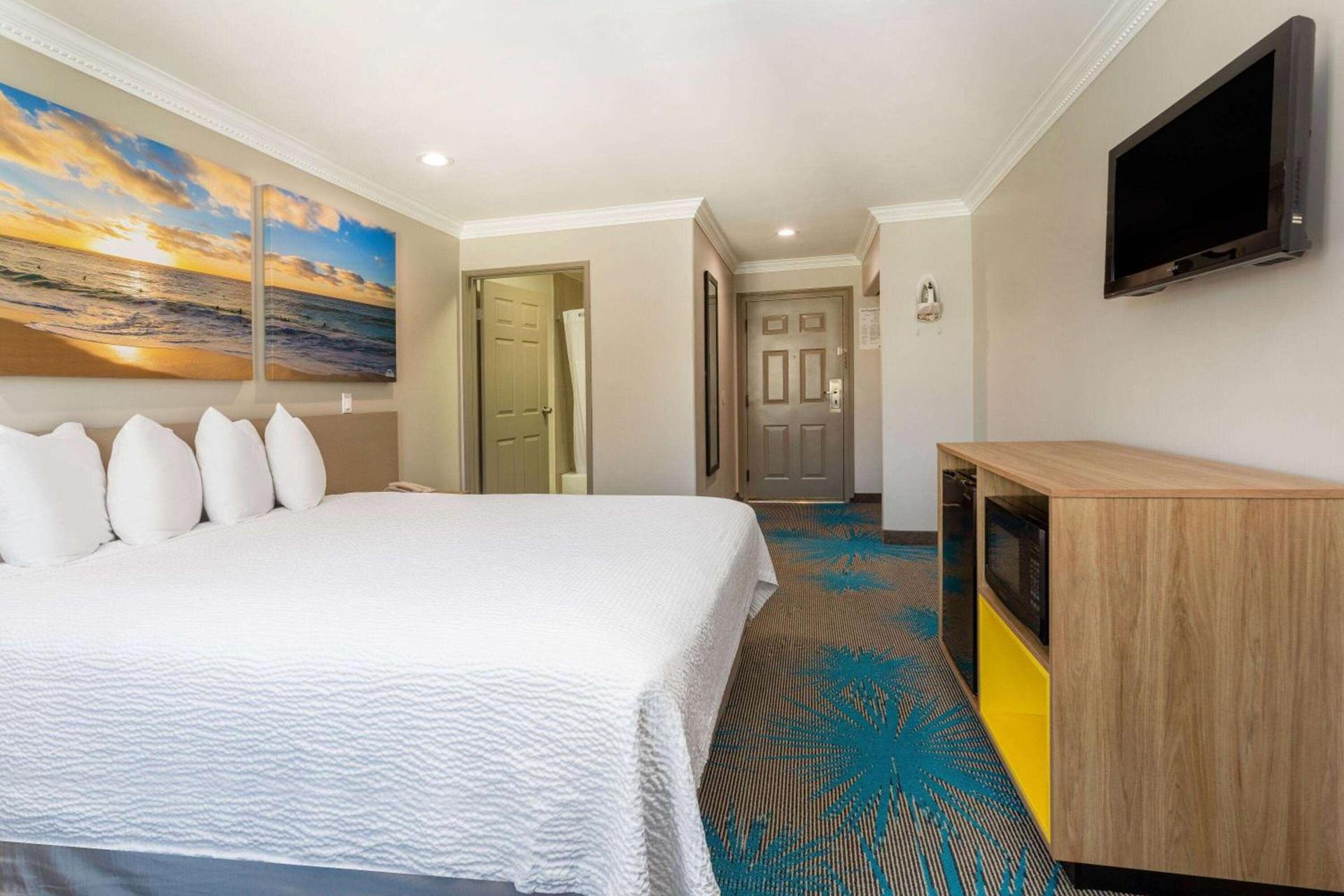 Days Inn by Wyndham Santa Monica photo 41