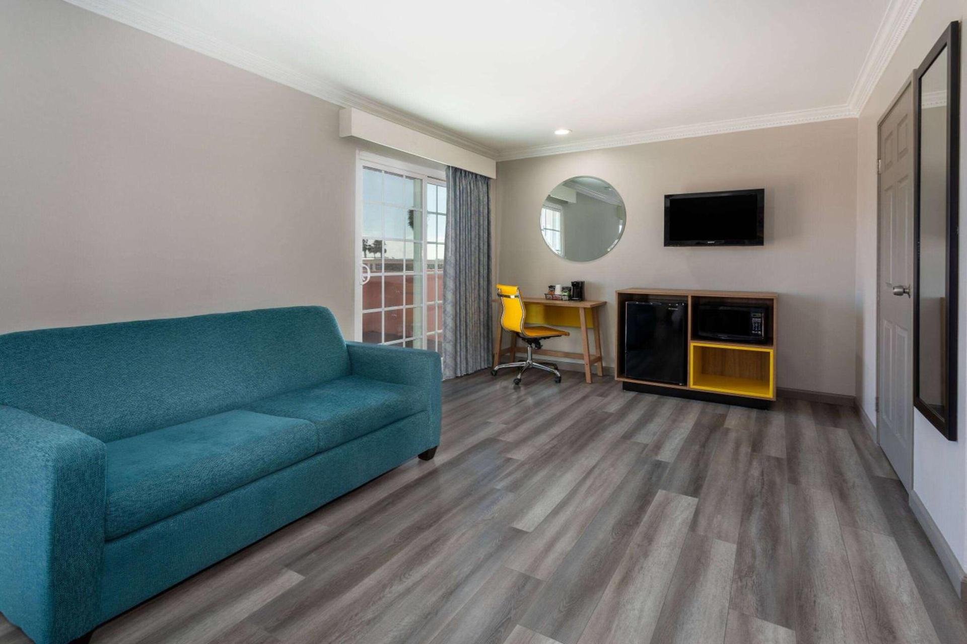 Days Inn by Wyndham Santa Monica photo 43