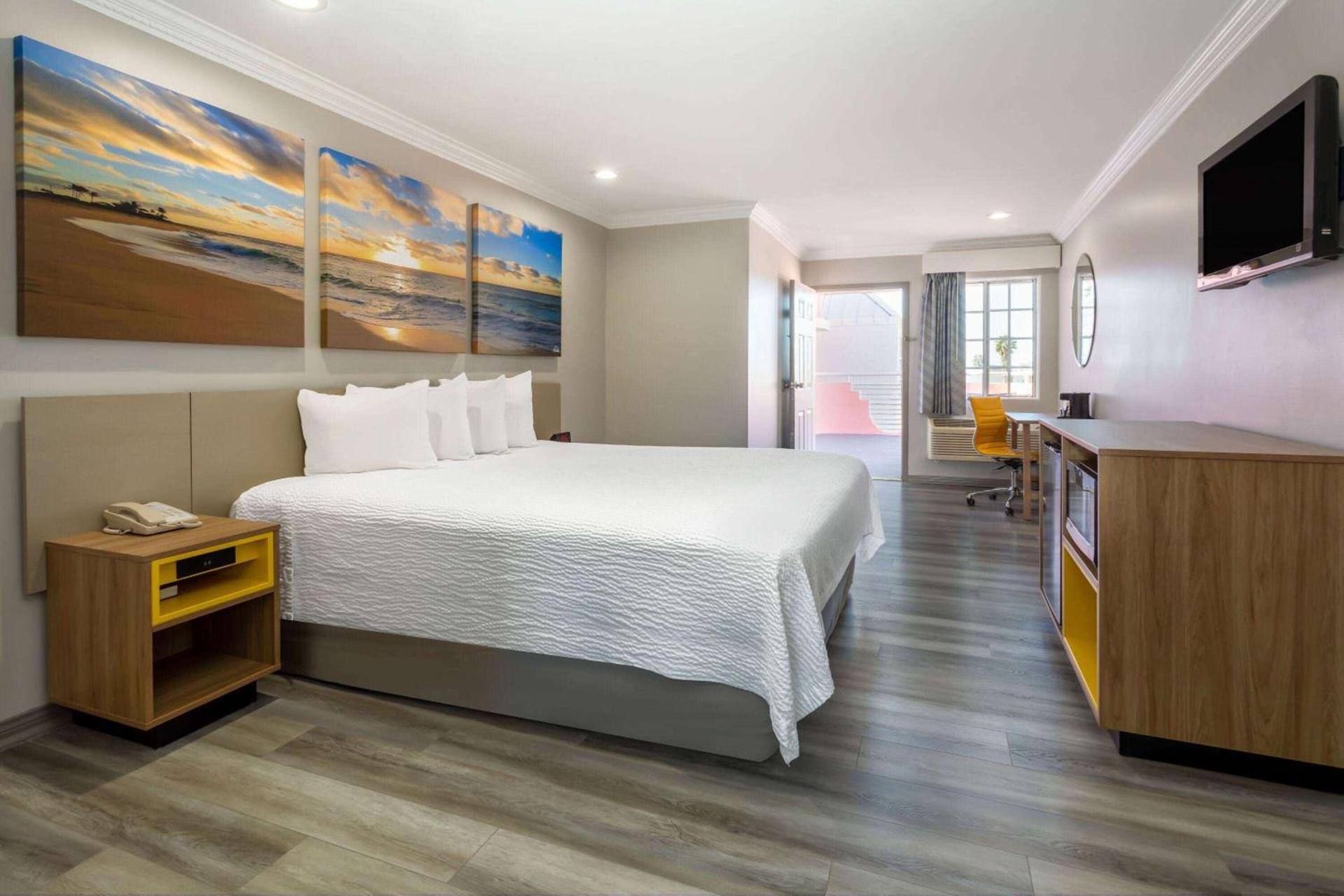 Days Inn by Wyndham Santa Monica photo 44