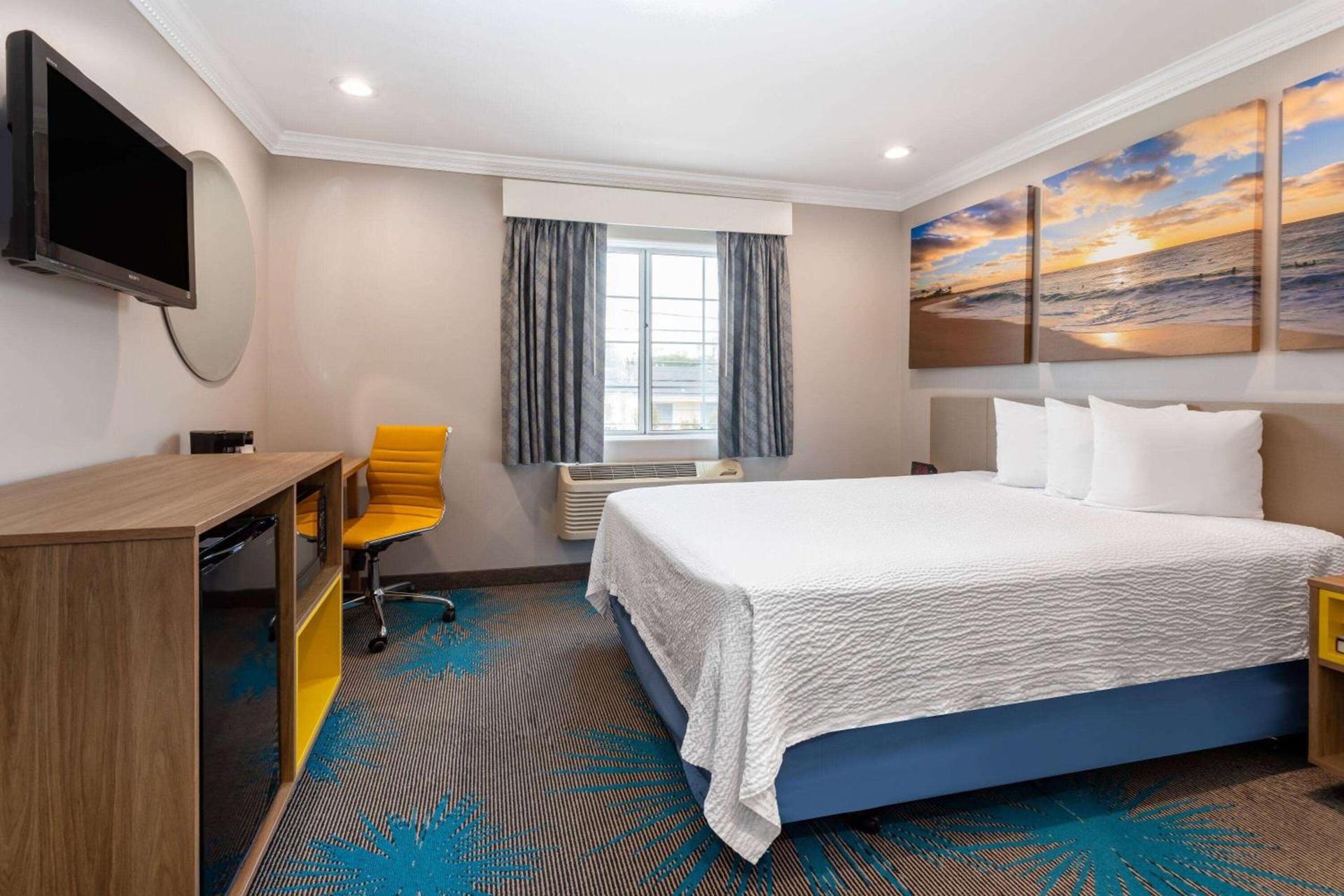 Days Inn by Wyndham Santa Monica photo 46