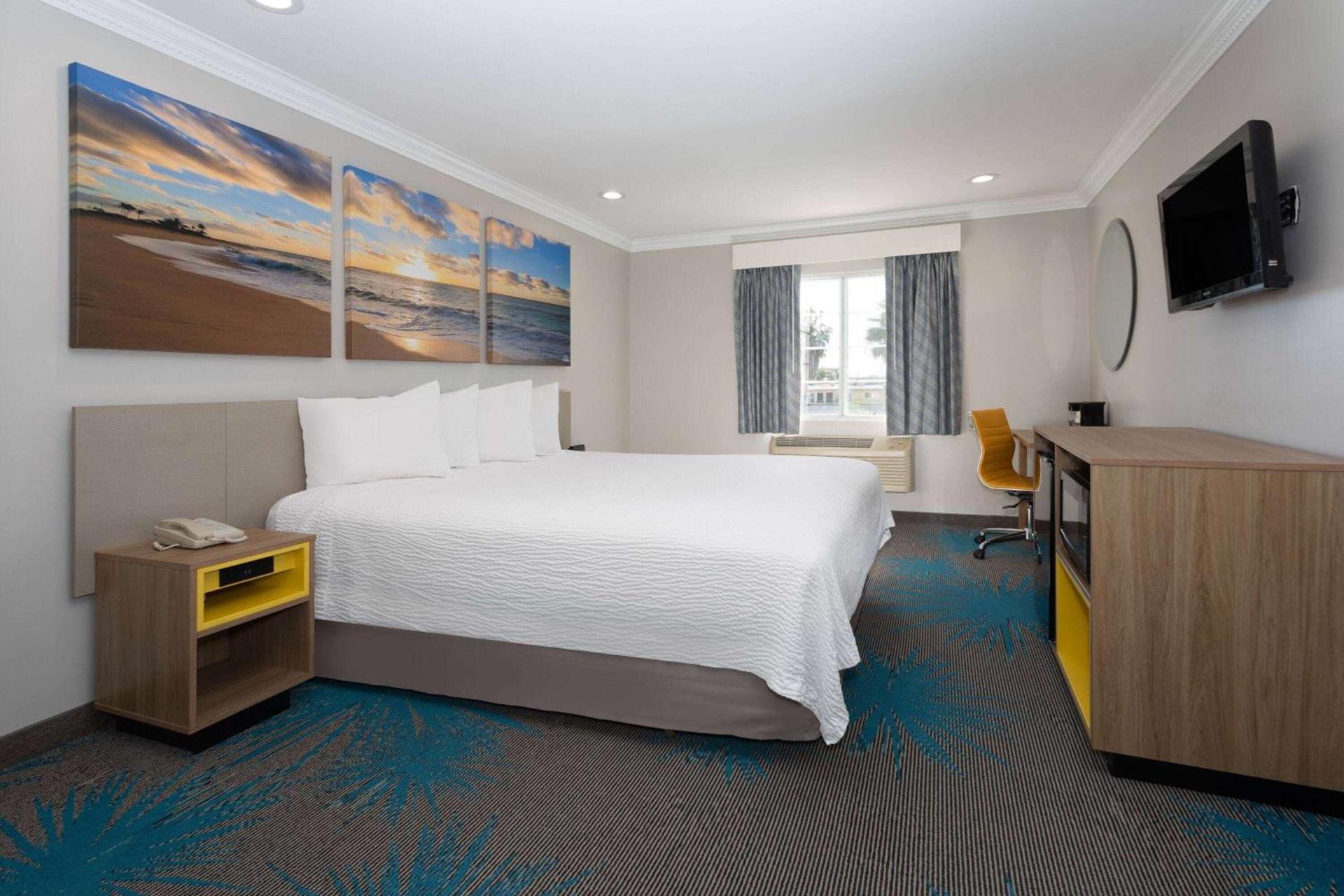 Days Inn by Wyndham Santa Monica photo 54